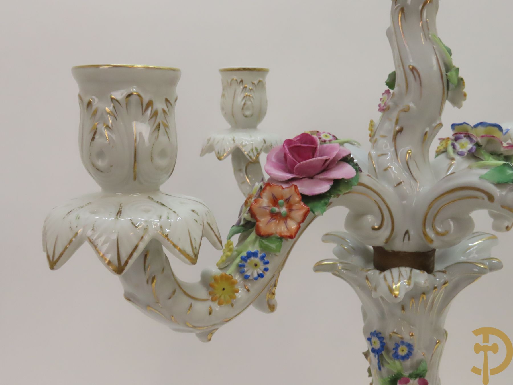 Twee porseleinen vijfarmige kandelaars met cupido