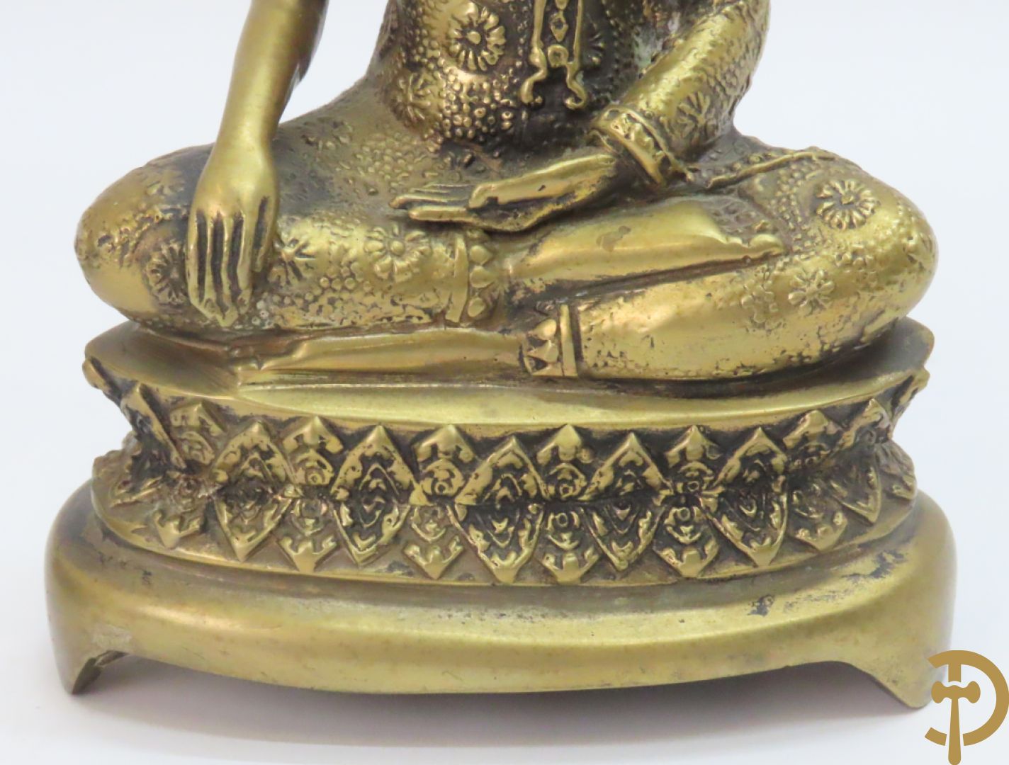 Bronzen zittende boedha + boedha in verweerd metaal