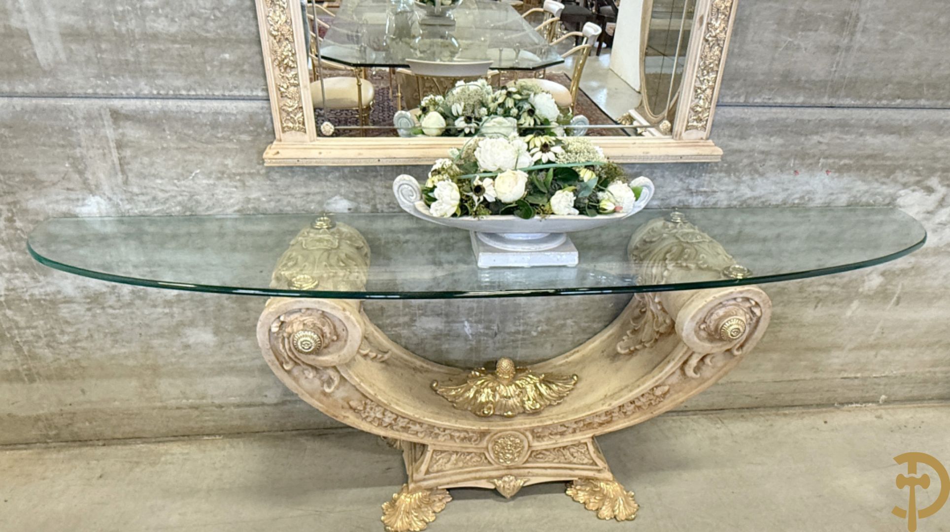 Uitzonderlijke eetkamer bestaande uit dressoir met 4 deuren en 2 lades op voluutvormig onderstel met rocailles opzij en boven met spiegel + bijhorende vitrine + console + spiegel + tafel op voluutvormig onderstel + 6 bijhorende armzetels met koperen frame - uniek ontwerp door de firma Vidal Grau Spaanse makelij, begin jaren 