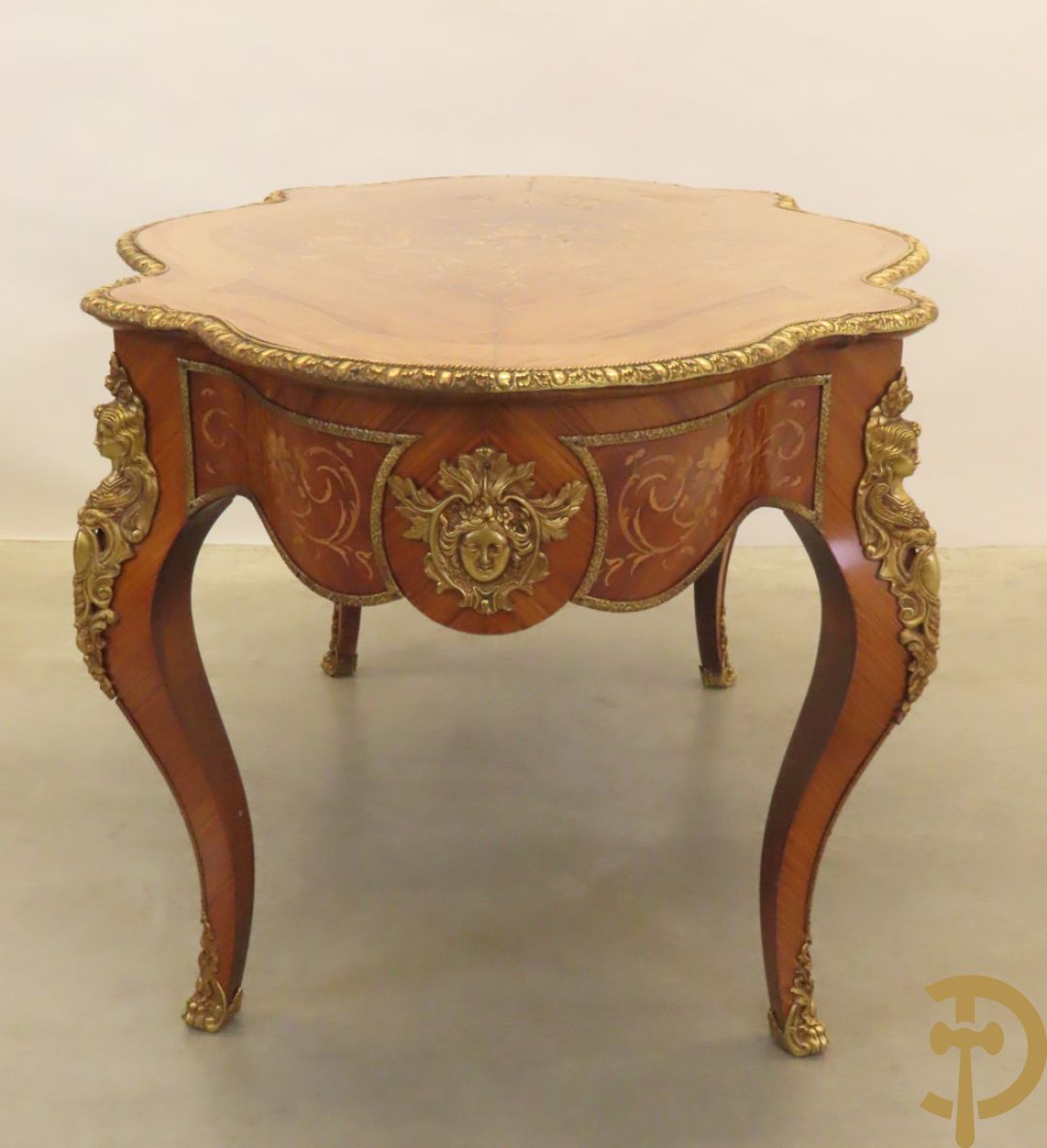 Gemarketteerde ovale notelaren tafel bezet met bronsbeslag van dameshoofden + stoel