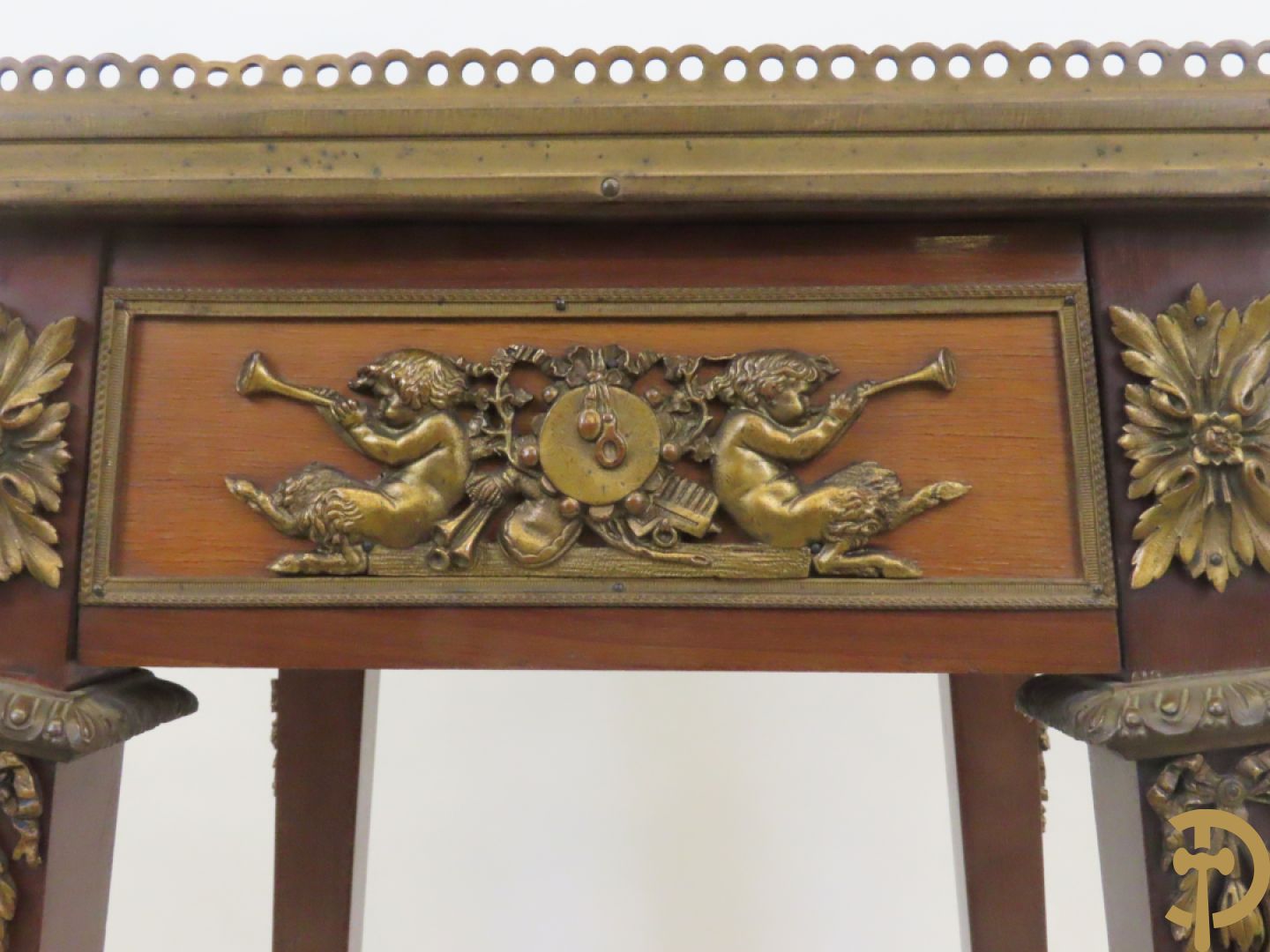 Notelaren staander bezet met bronsbeslag van musicerende cupido