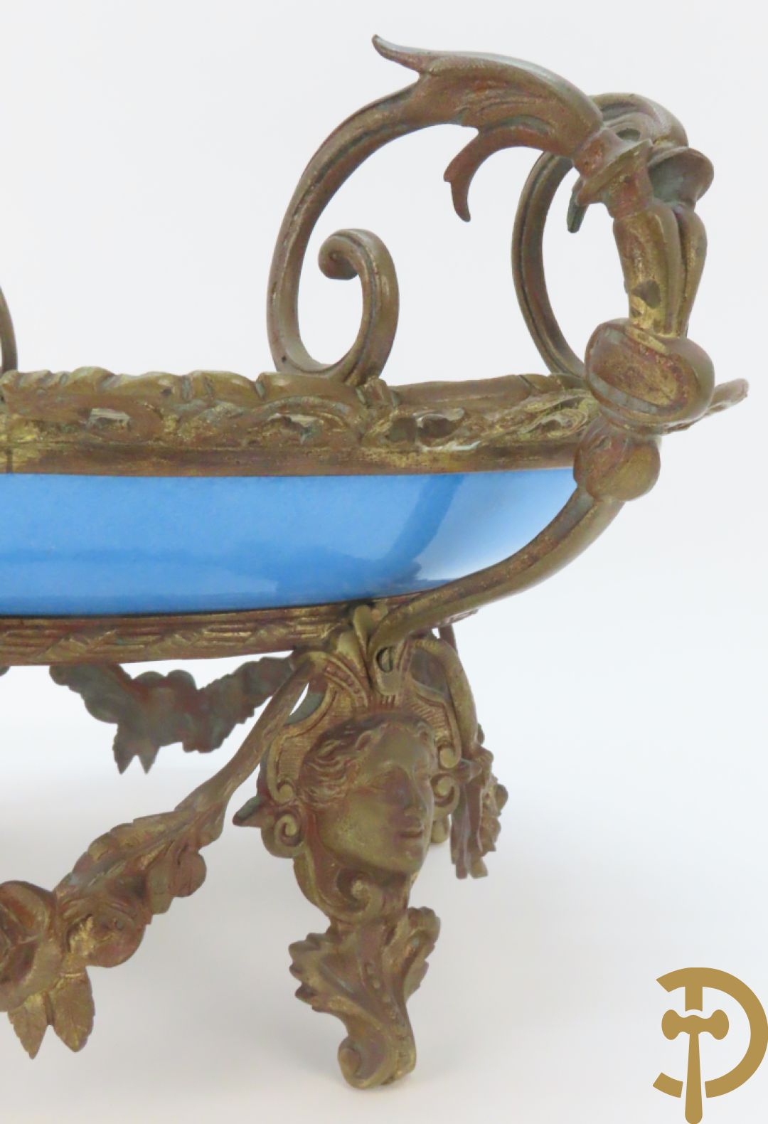 Porseleinen Sèvres schotel met handbeschilderd romantisch tafereel van lieflijk koppel gevat in bronzen houder - bezet met dameshoofden en accanthusranken, onderaan gemerkt Sèvres