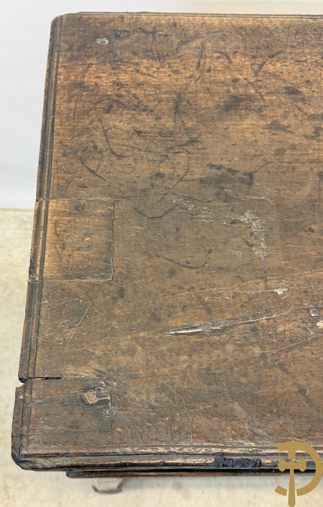 Massief eiken landelijke bijzettafel met lade en smeedijzeren trekker op verjongende poten