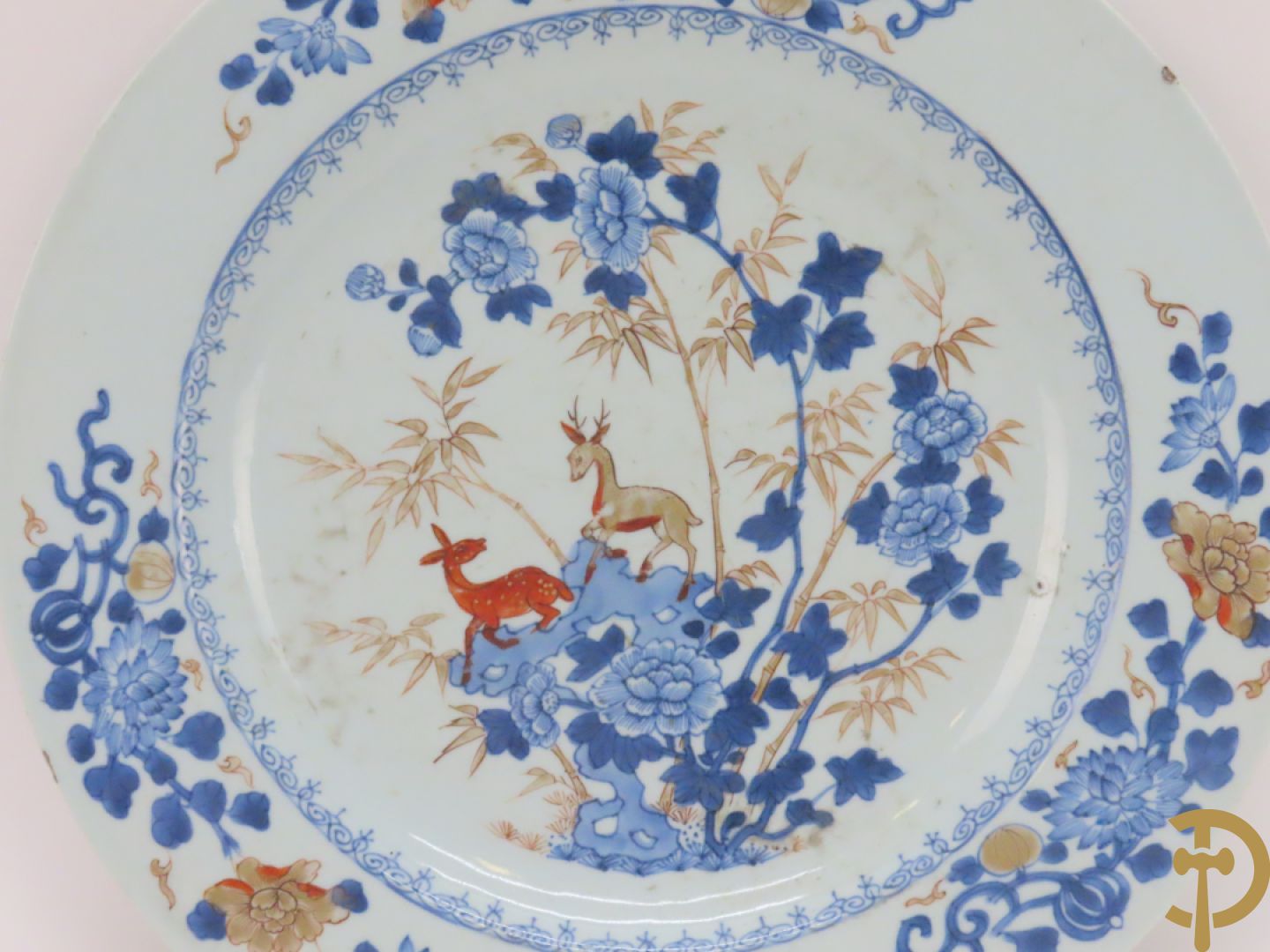 Porseleinen Imari bord met dierenmotieven in florale omgeving