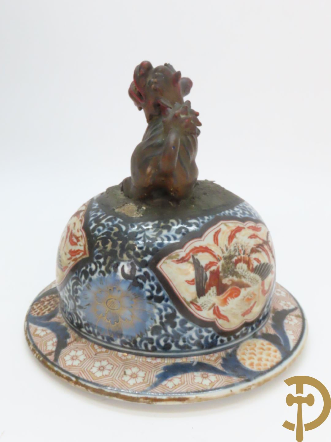 Grote Japanse Imari dekselpotiche bezet met fo hond en natuurtaferelen