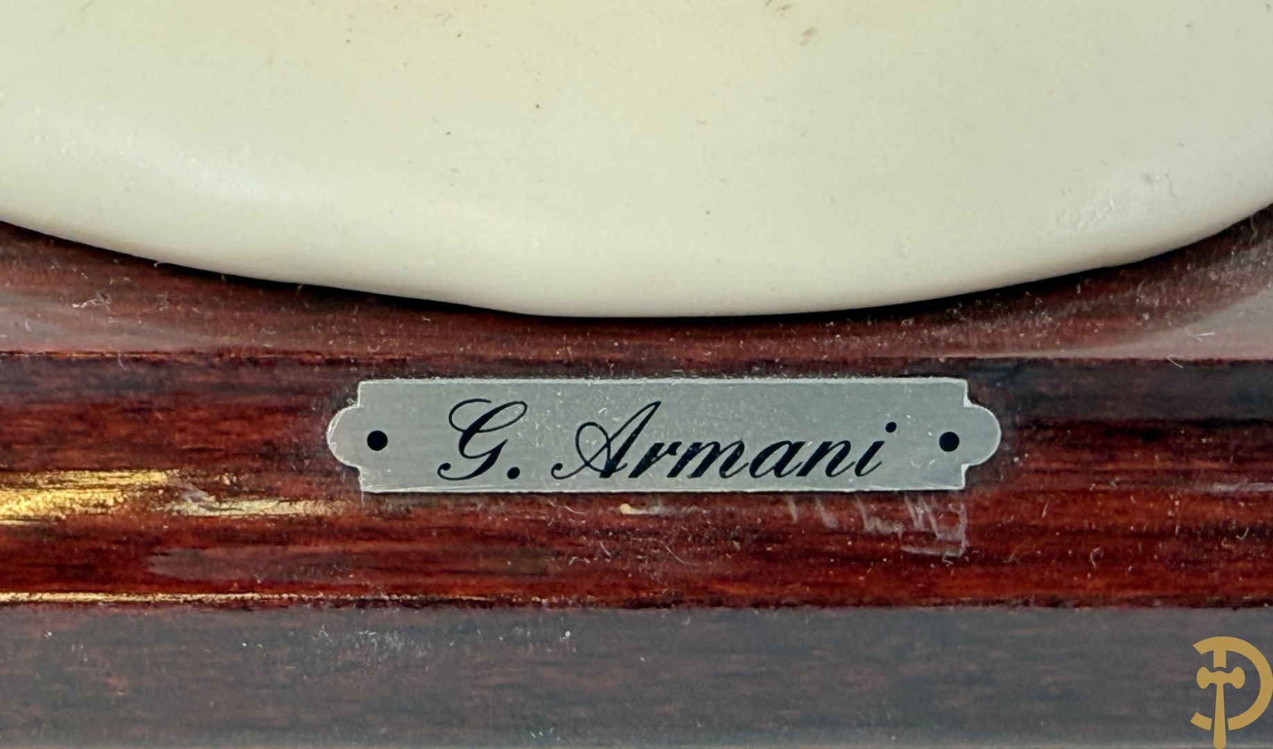 Italiaanse biscuitgroepen w.o. grote groep met 2 liggende naakte dames met zwaan, jongeman op rots, vioolspeler met edeldame, dame met kanten jurk en kinderen + Armani G. getekend 