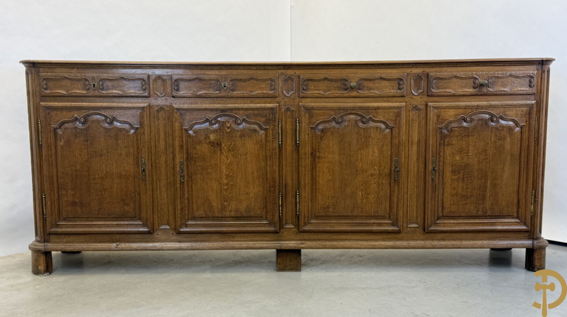 Eiken dressoir met 4 deuren, 4 lades en afgestoken Louis XV panelen