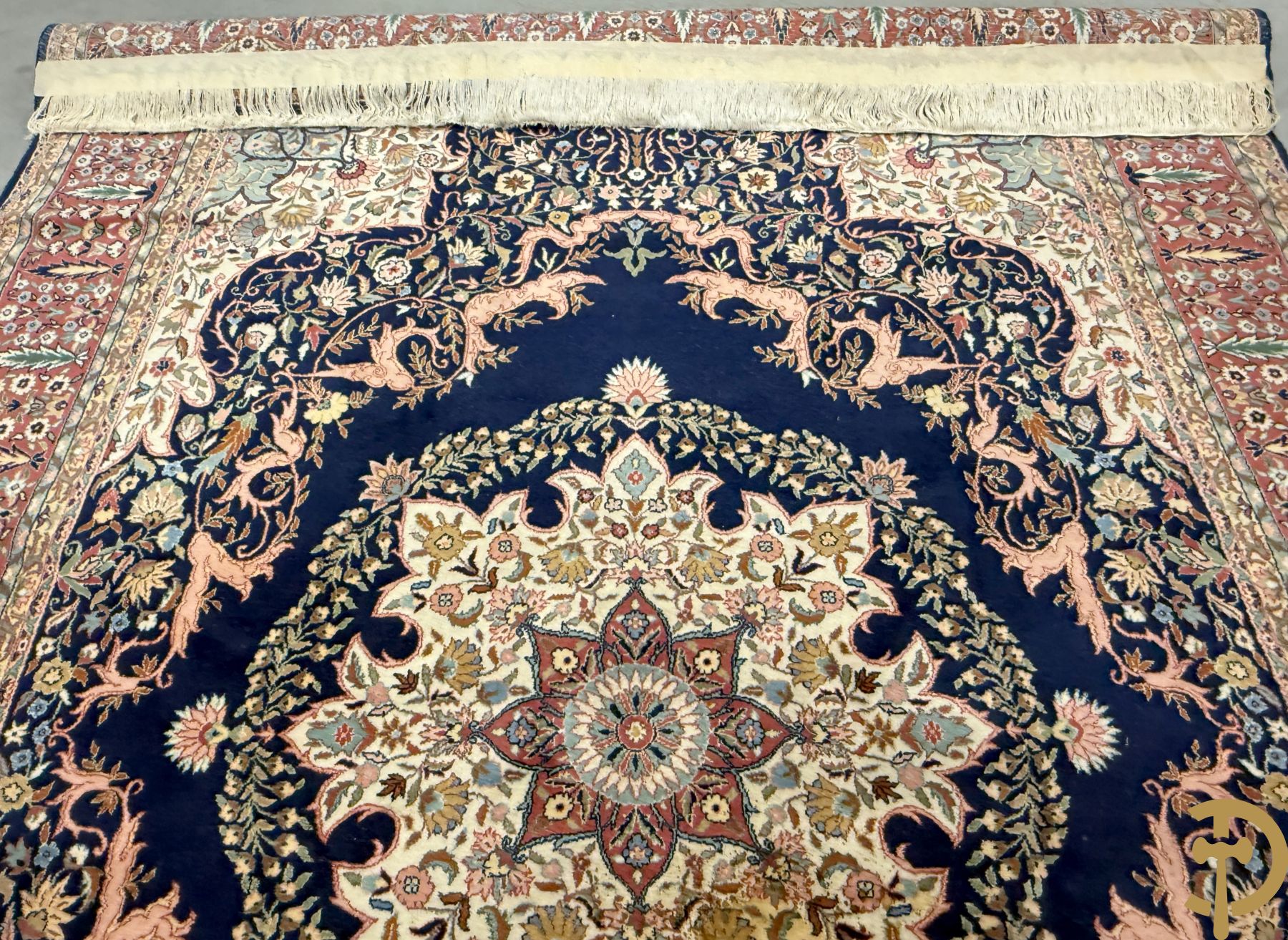 Oosters handgeknoopt tapijt met blauwe fond en bloemenmotieven