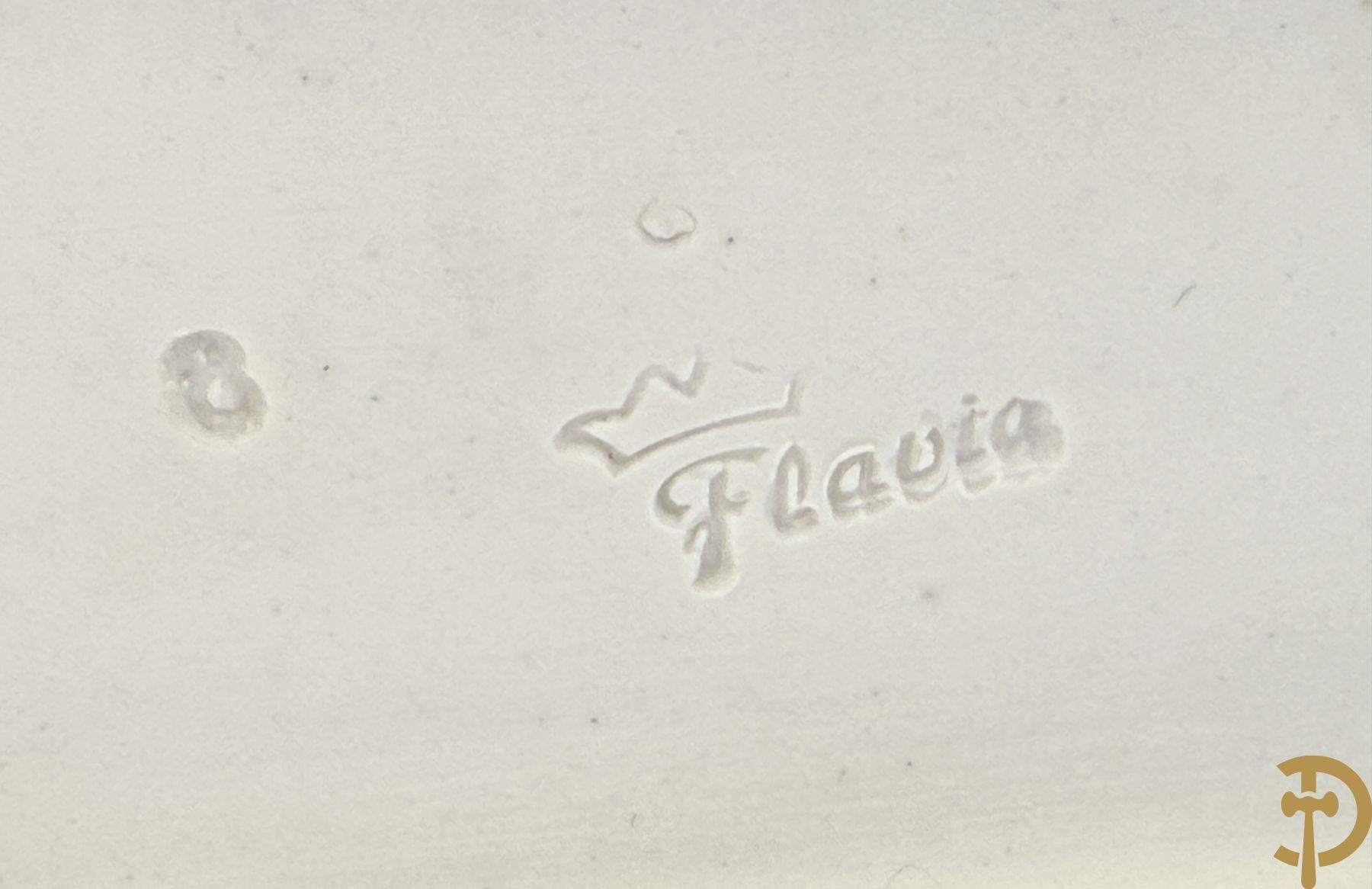 Italiaanse biscuitgroepen w.o. grote groep met 2 liggende naakte dames met zwaan, jongeman op rots, vioolspeler met edeldame, dame met kanten jurk en kinderen + Armani G. getekend 