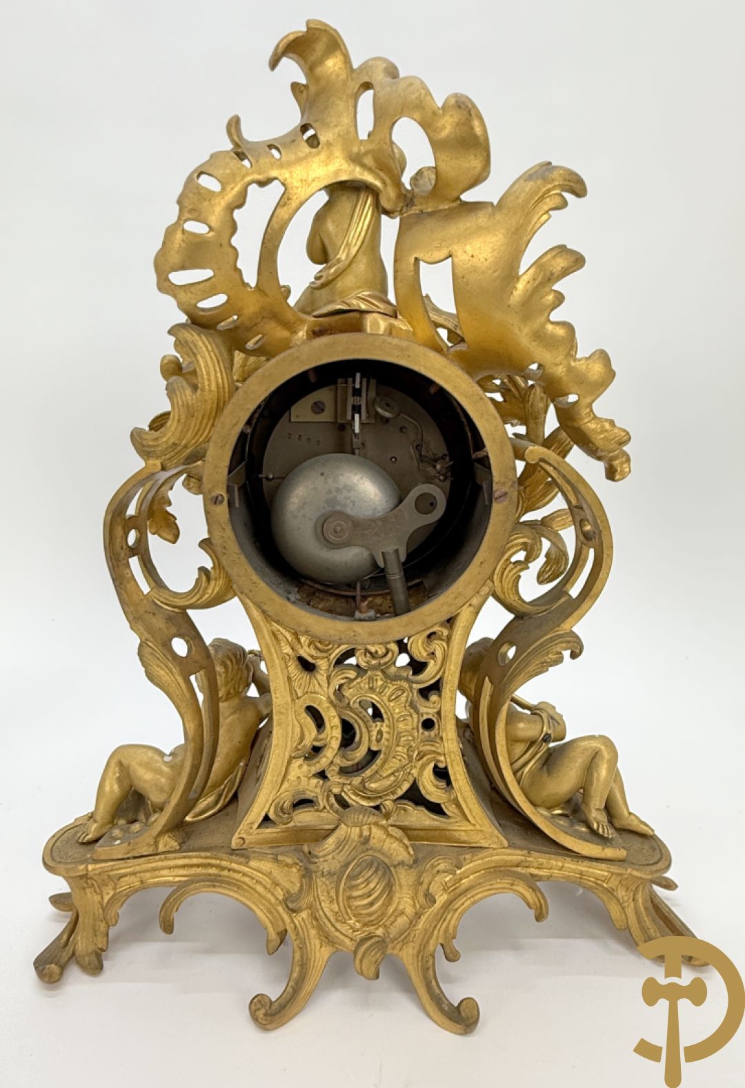 Driedelige vuurvergulde bronzen garnituur, Louis XV stijl, bestaande uit middenstuk met klok omgeven door musicerende cupido