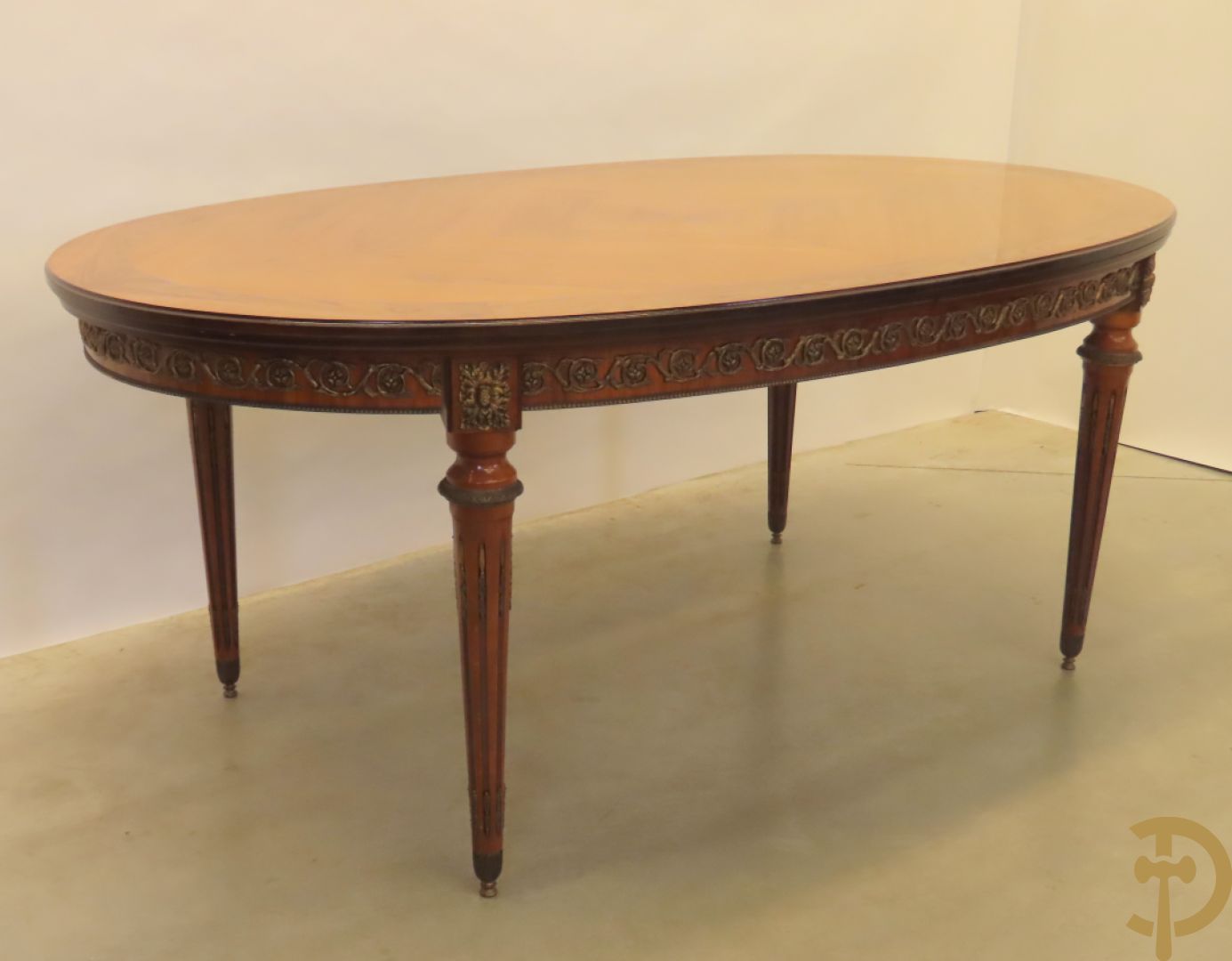 Notelaren eetkamer Louis XVI stijl bestaande uit vijfdeursdressoir met bloemenmarquetterie, bronsbeslag en wit marmeren blad, ovale uittrekbare tafel, 6 stoelen met leder bekleed en gegalbeerde vitrine met geslepen ruitjes