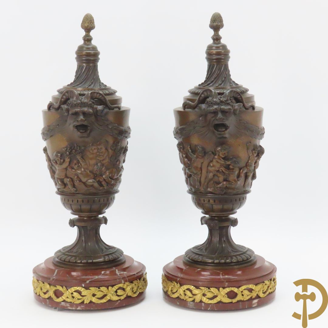 Paar bronzen cassolettes omgeven door dansende cupido
