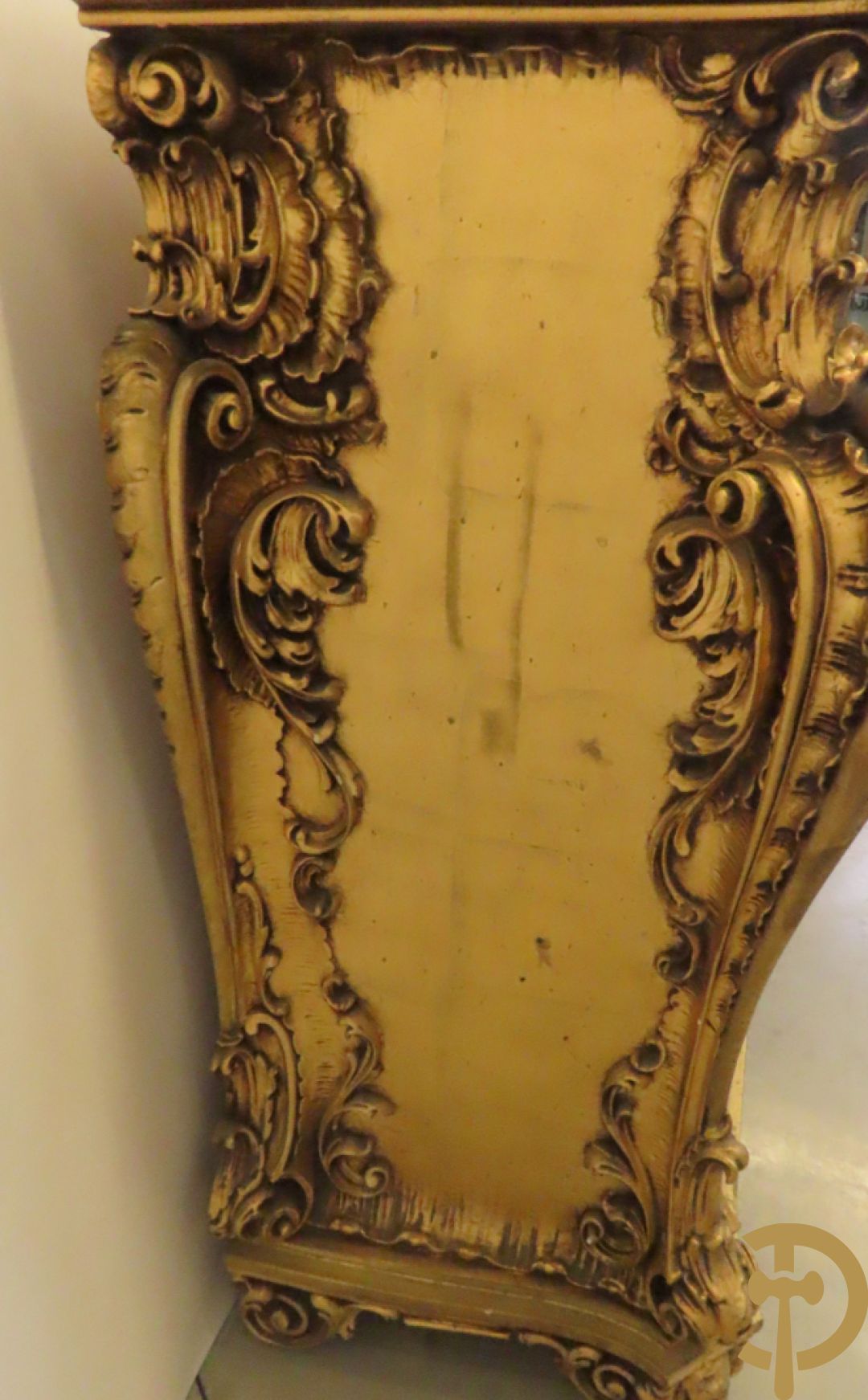 Uitzonderlijke vergulde Louis XV eetkamer bestaande uit vijfdeursdressoir met voluutvormige accanthusranken en rocailles, beschilderd met bloemenmotieven en centraal tafererel met hoornen des overvloeds + bijhorende spiegel vergulde tafel op voluutvormige poten met zes bijhorende stoelen + vitrine met accanthusranken en centrale deur, op voluutvormige poten