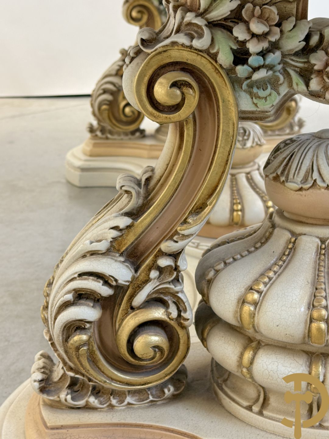 Italiaanse eetkamer met beschilderd bloemenmotief bestaande uit vierdeursdressoir met beschilderde bloemenmotieven, accanthusranken en glazen blad, tafel op gesculpteerde poten en 6 stoelen