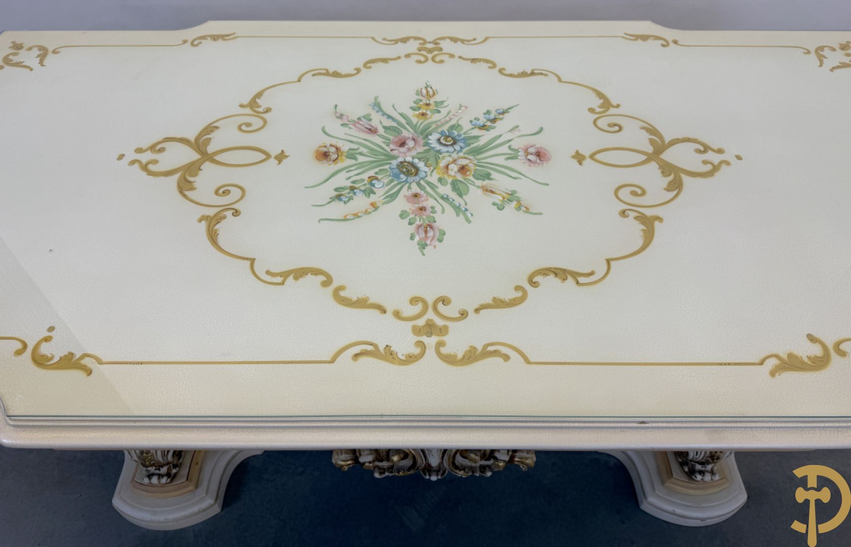 Italiaanse eetkamer met beschilderd bloemenmotief bestaande uit vierdeursdressoir met beschilderde bloemenmotieven, accanthusranken en glazen blad, tafel op gesculpteerde poten en 6 stoelen