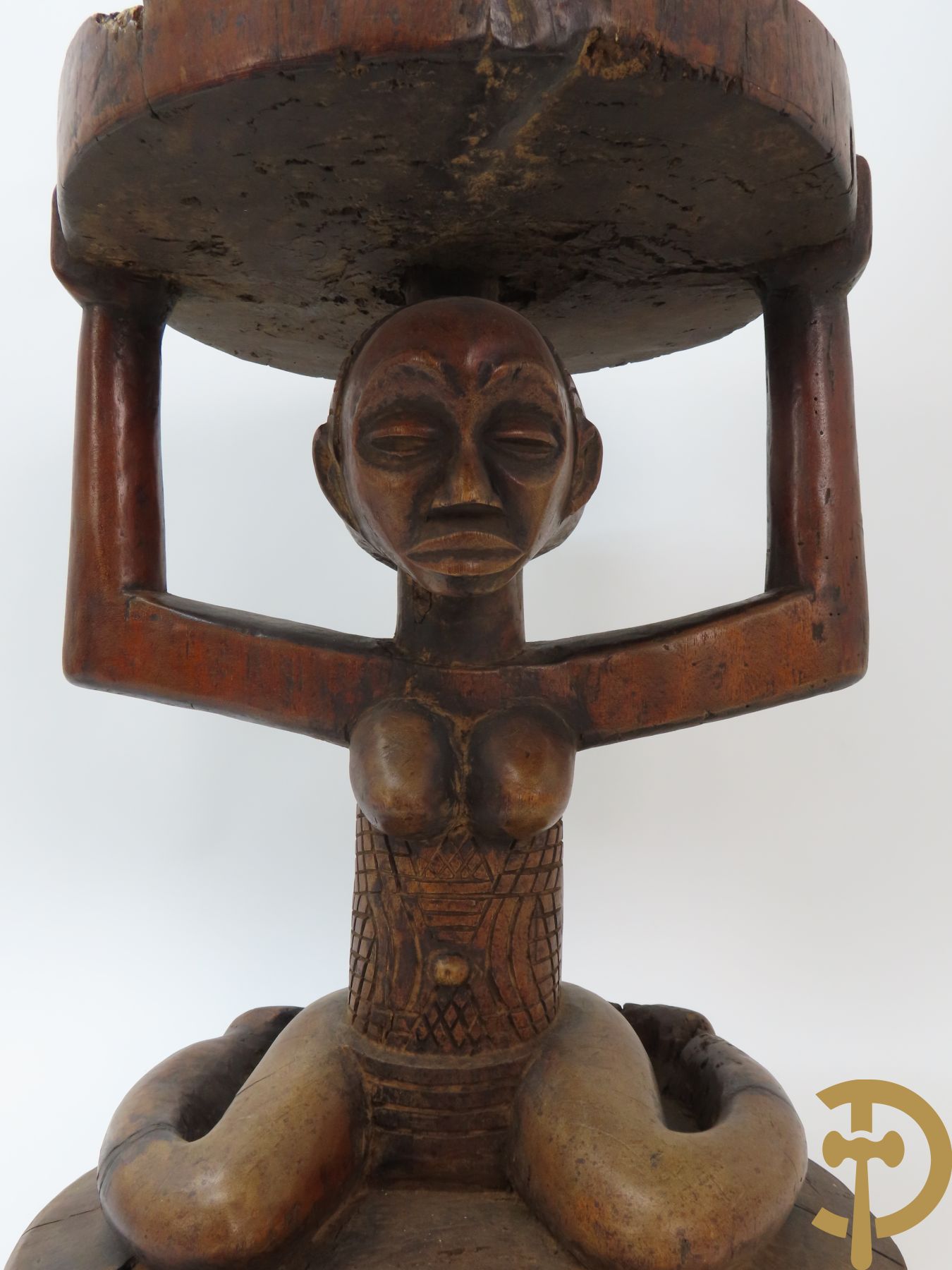Afrikaanse tabouret met zittende naakte dame Songé