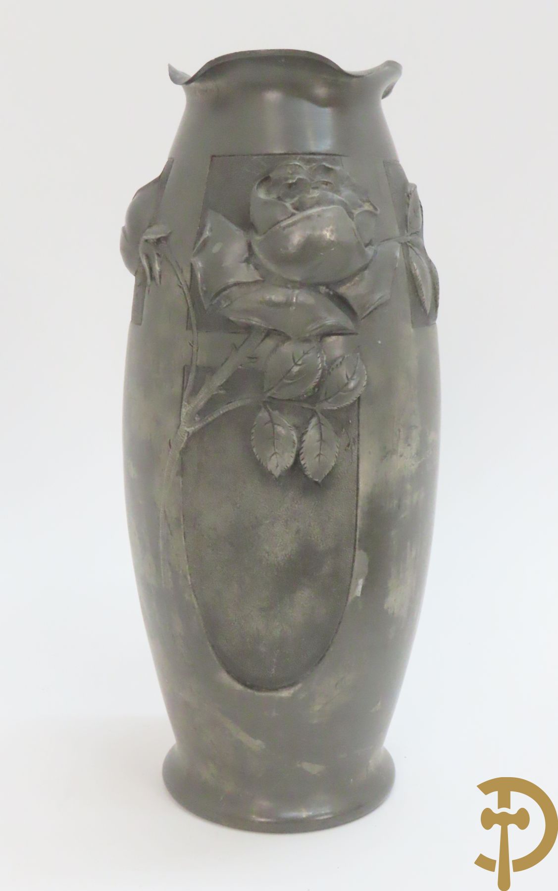 Verzilverde vaas met vogeldecor, Kayser gemerkt + 3 tinnen Art Deco vaasjes w.o. 1 gemerkt Hering + tinnen Art Deco inktstel