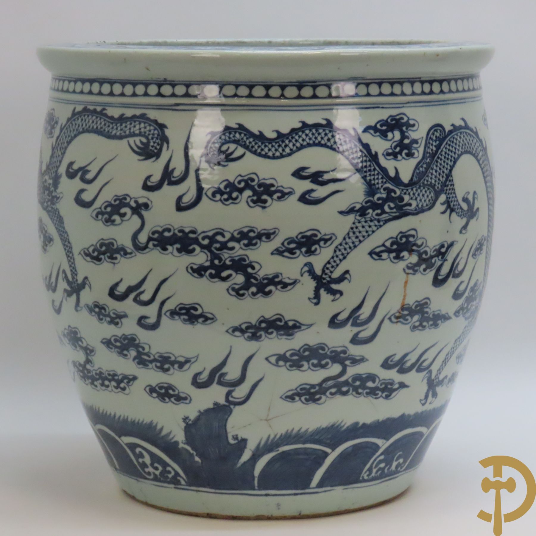 Chinese porseleinen blauw - witte cachepot met met drakenmotieven en wolkendecor