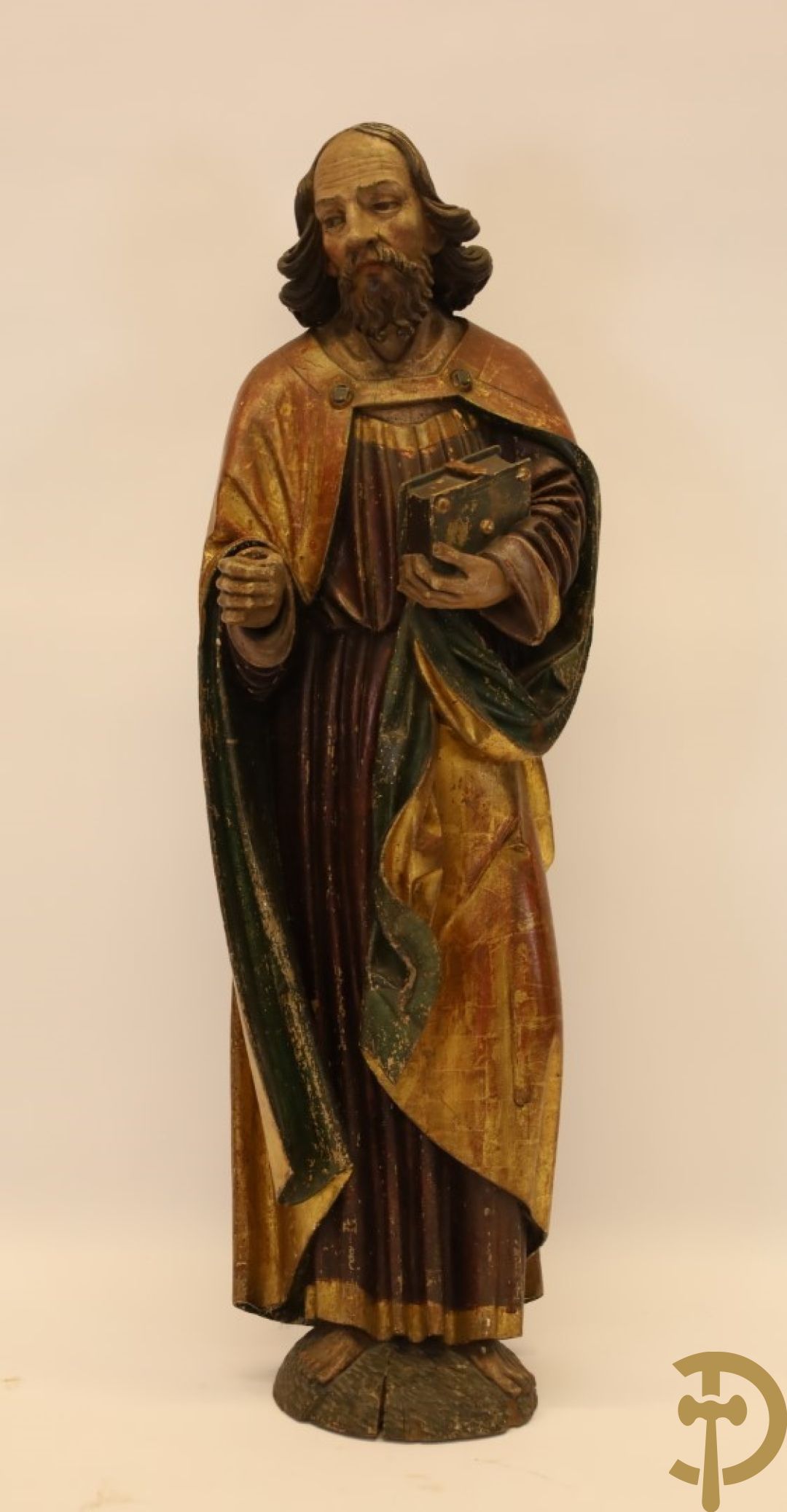 Antieke mooi gepolychromeerde houtsculptuur van een evangelist met boek, 17e - Hoogte 136 cm. (stukje pink af van rechterhand)