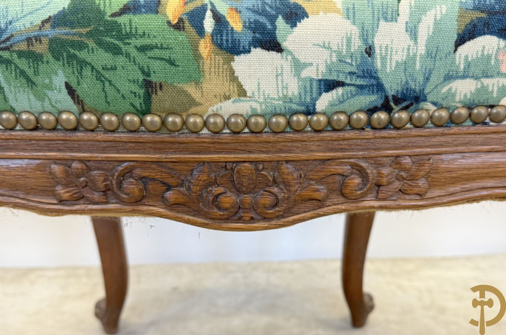 Vier eiken Louis XV stoelen met gebloemde stof en rocailles in de rug, op voluutvormige poten