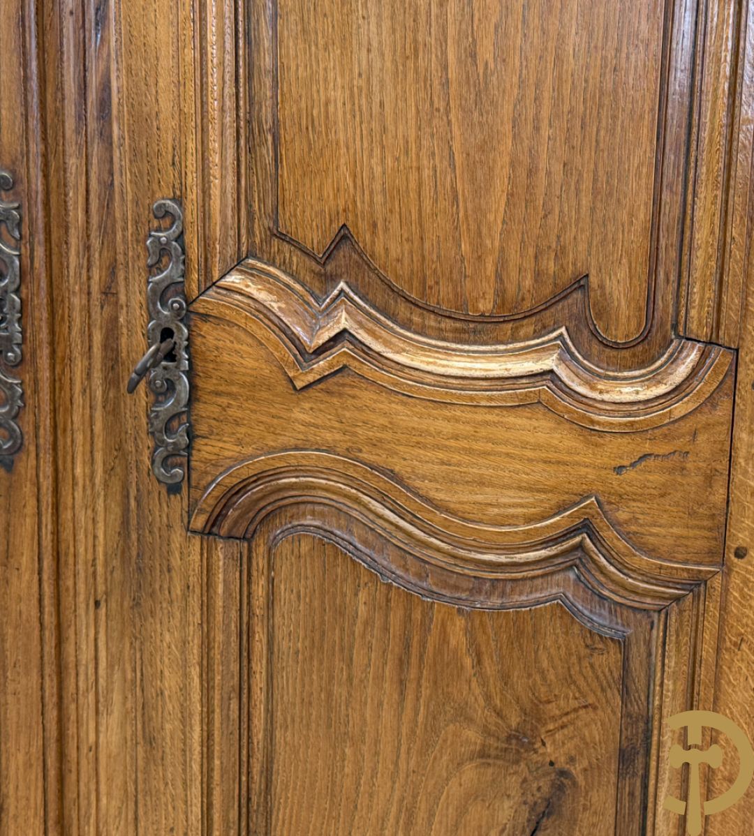 Massief eiken tweedeurskast met gezwaaide deuren op voluutvormige poten