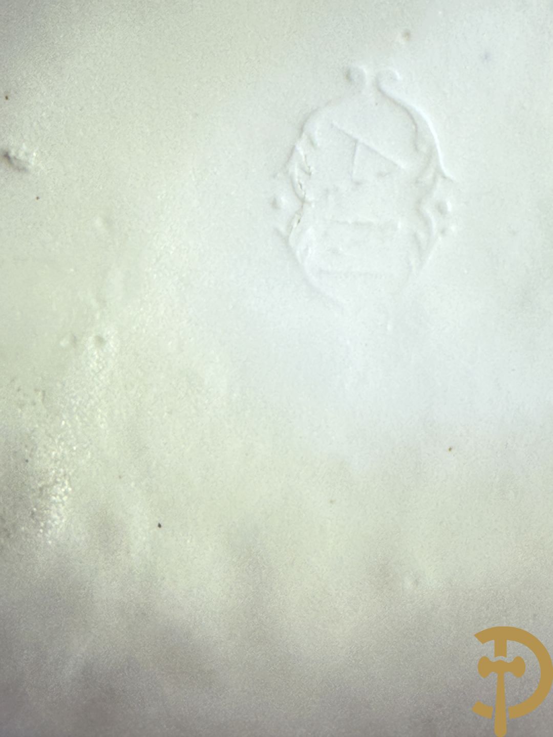 Paar grote witte biscuits van elegant koppel, onderaan gemerkt AM