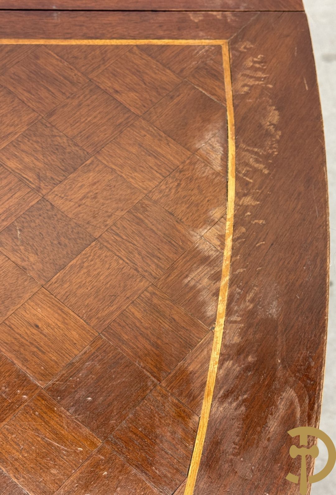 Ovale geparketteerde notelaren tafel bezet met bronzen ornamenten, Art deco Decoene