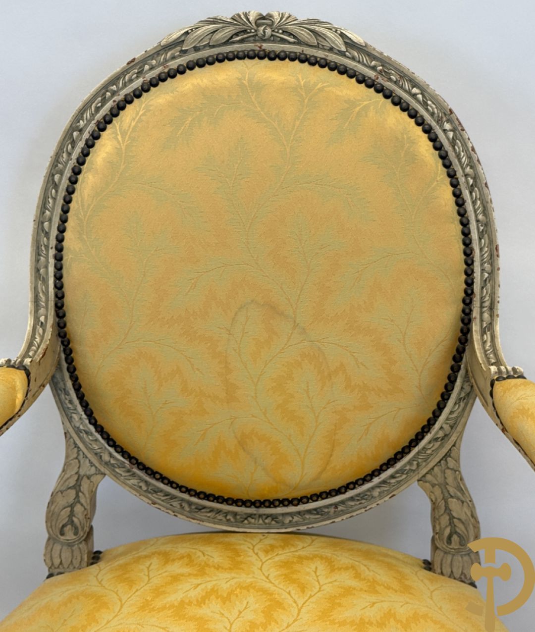 Salonensemble met rocailles, bloemenmotieven en gecanneleerde poten bestaande uit canapé, 2 armzetels en 2 stoelen