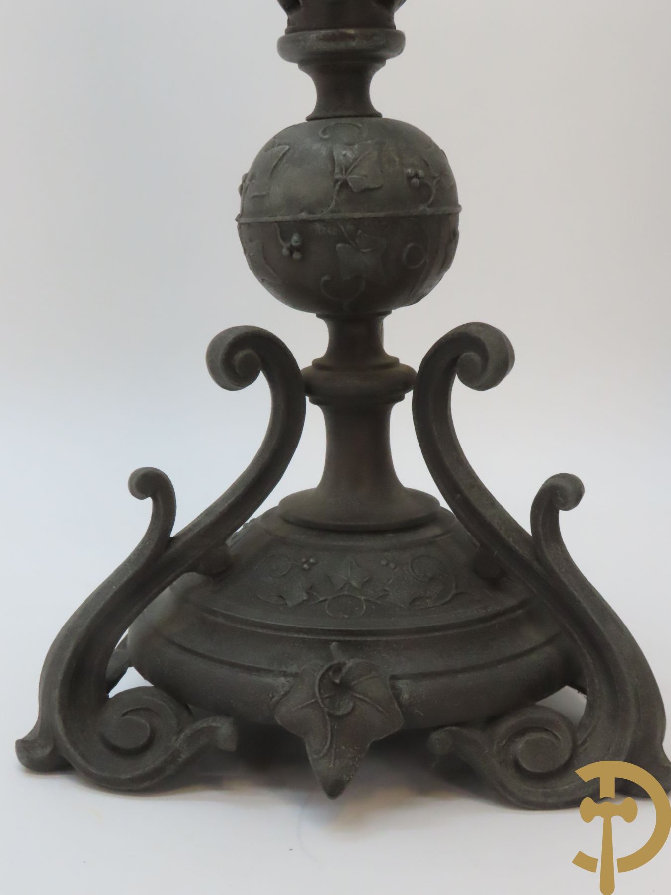 Paar kunstbronzen pique fleurs met kristallen geslepen fluiten