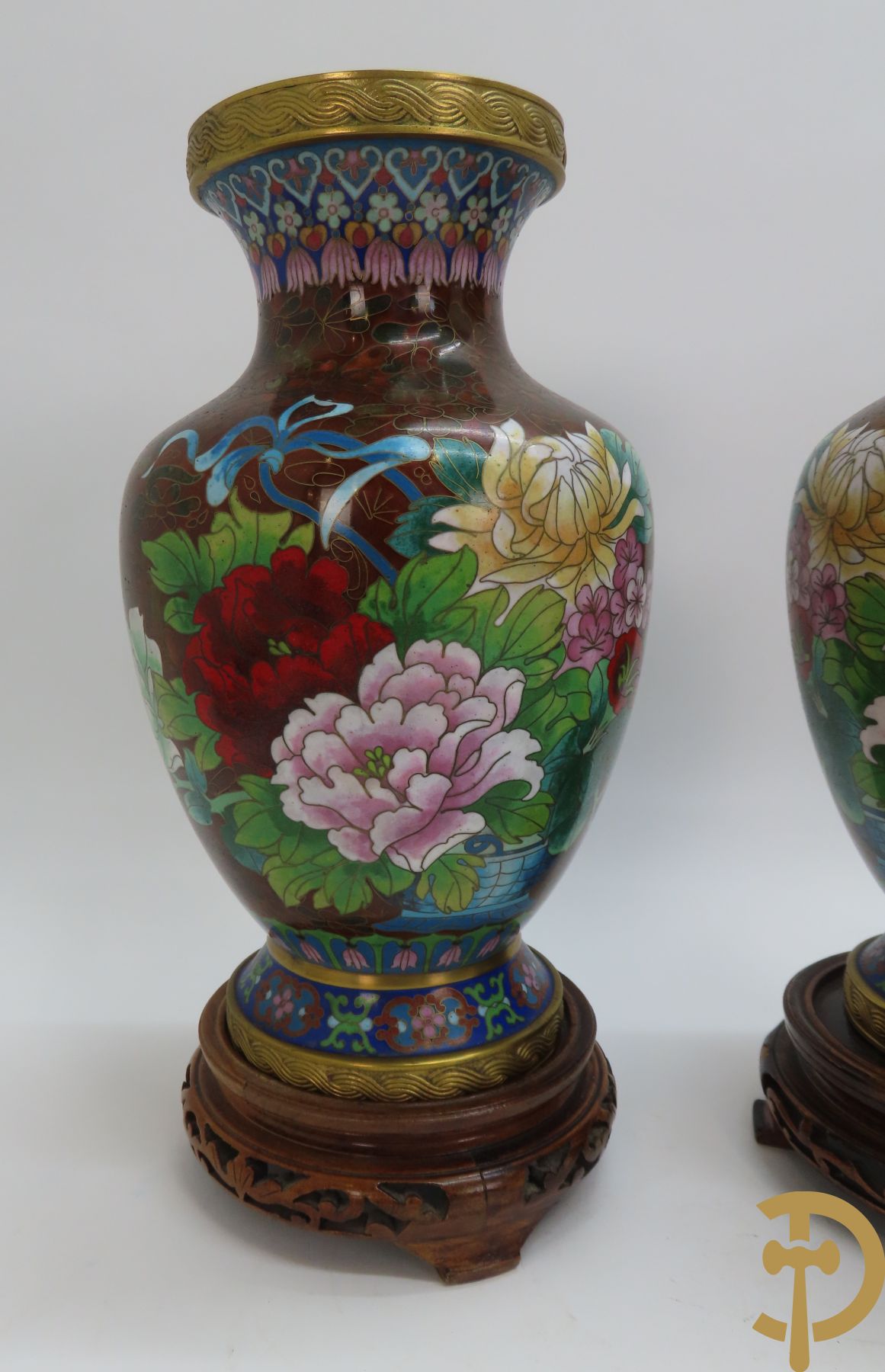 Grote coupe in cloisoné met bloemendecor op sokkel + koppel cloisoné vazen met bloemendecor + koppel cloisoné vazen met drakendecor