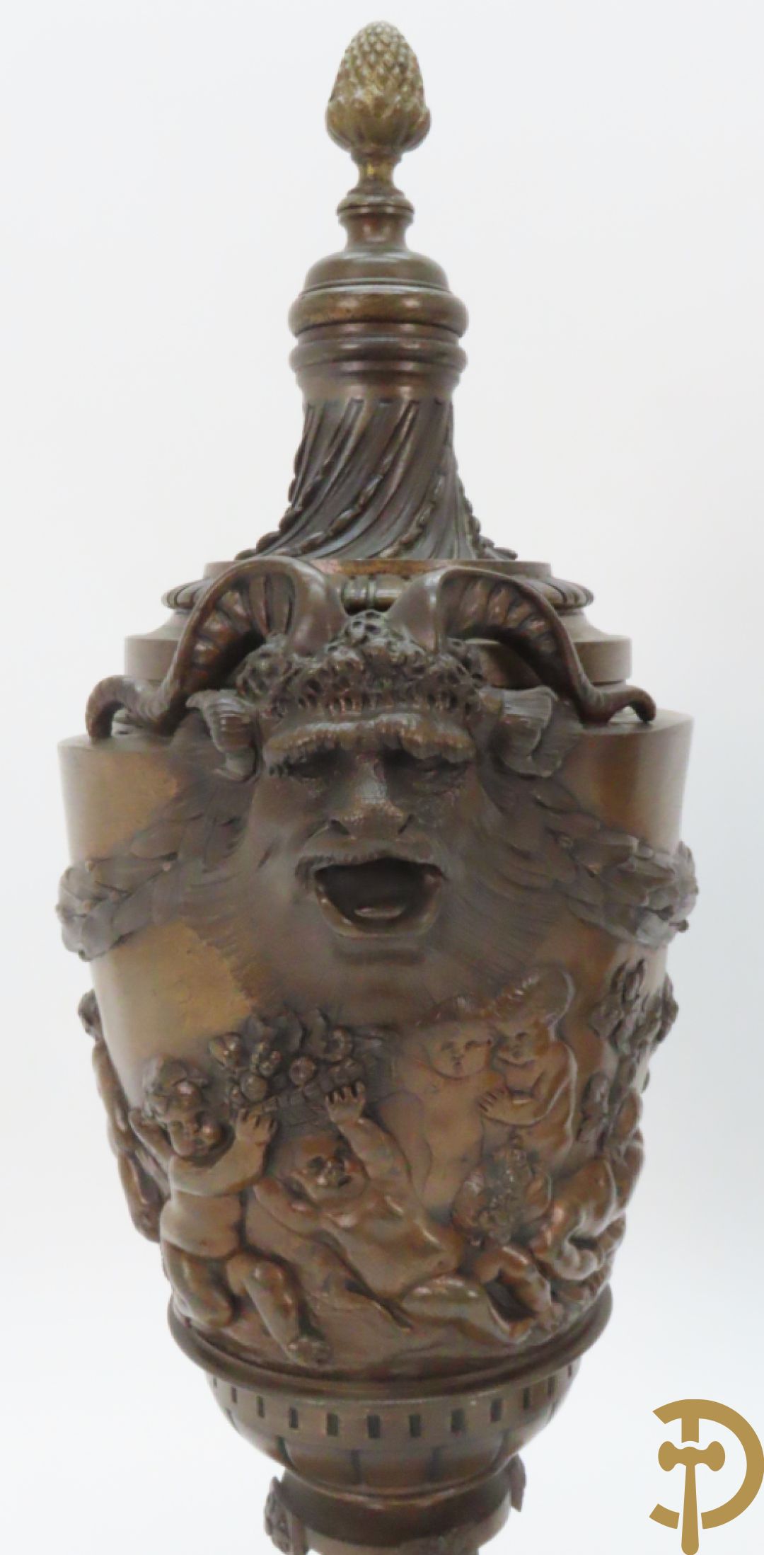 Paar bronzen cassolettes omgeven door dansende cupido