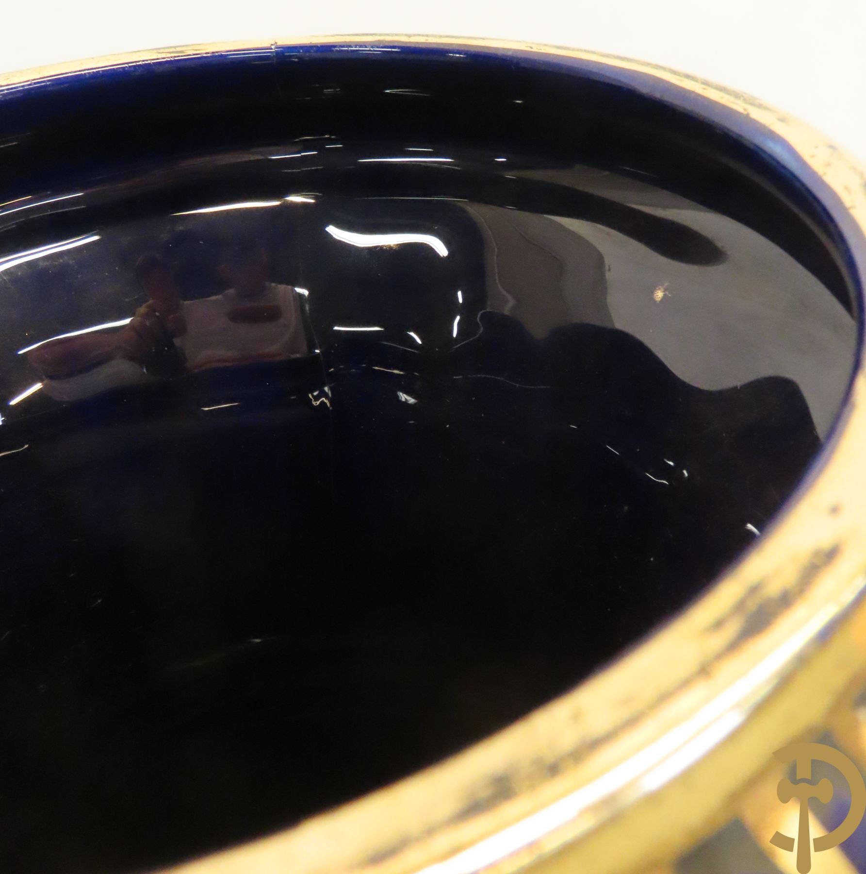 Grote kobaltblauwe porseleinen siervaas met deksel en accanthusranken opzij