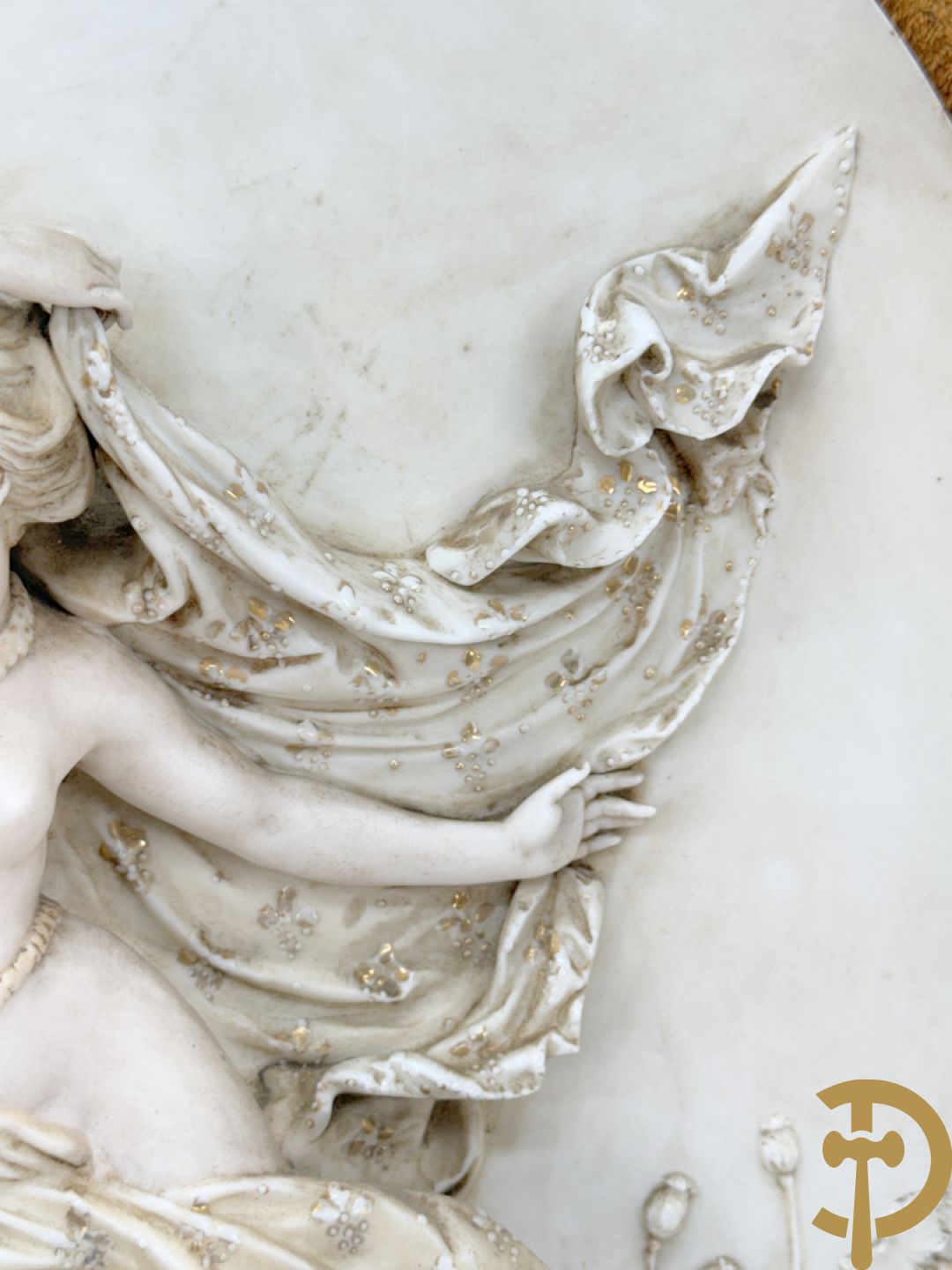 Paar ovale porseleinen plakkettes met elegante dame in bloemenveld