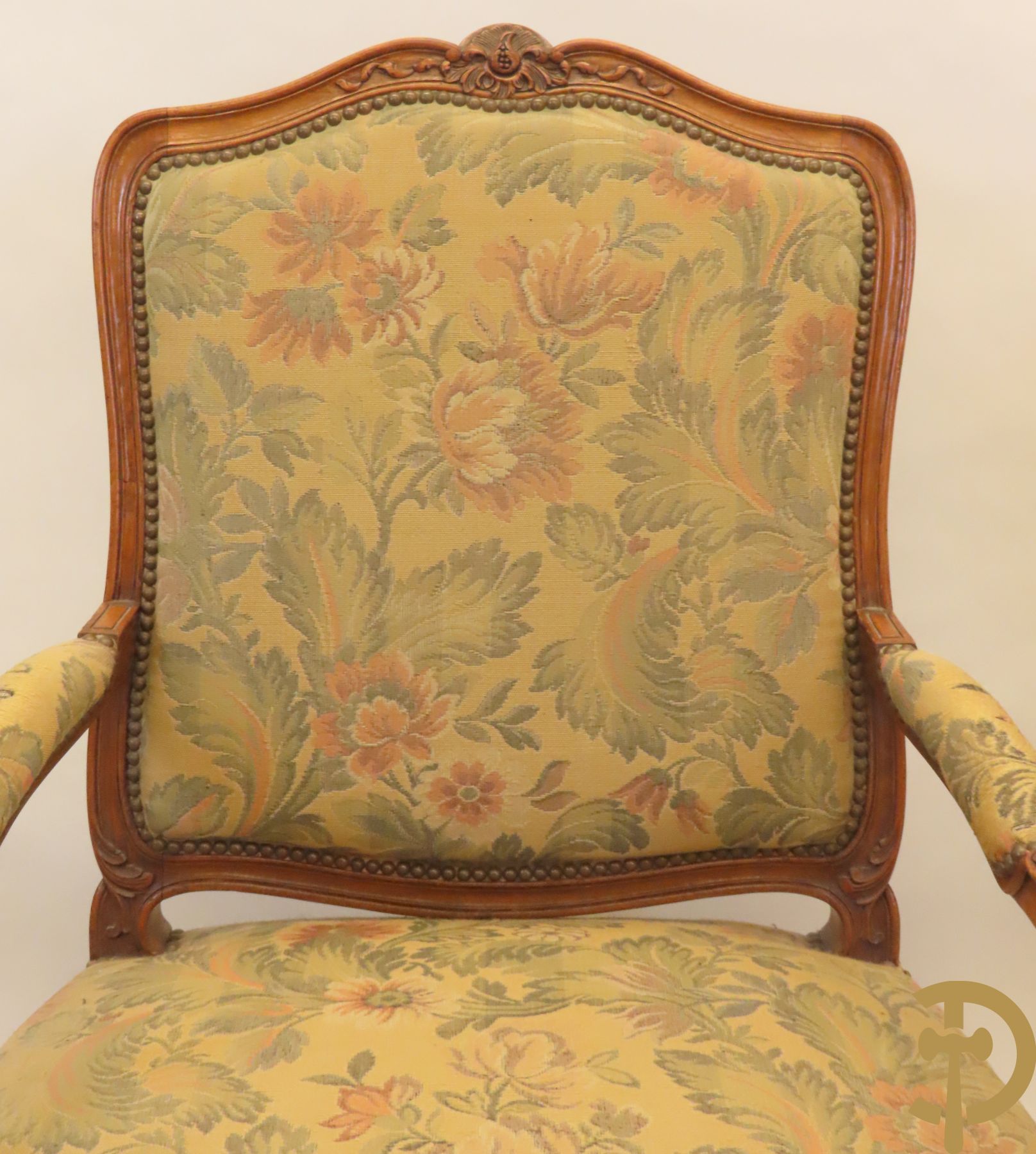 Paar Louis XV armzetels met rocailles, voluutvormige poten en armleuningen