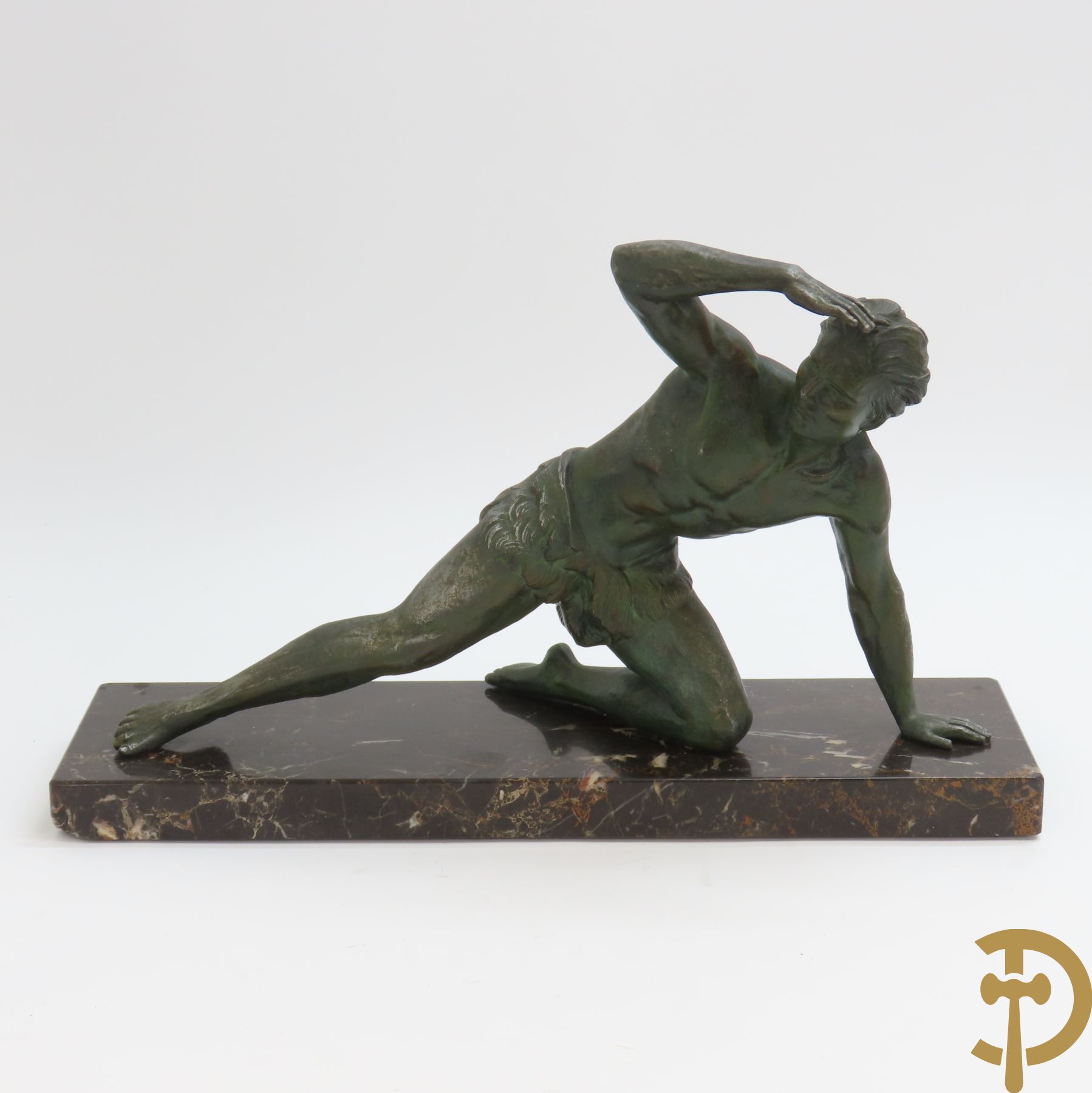 DE RONCOURT J. get. 'Gespierde knielende man' Art deco brons op marmeren sokkel