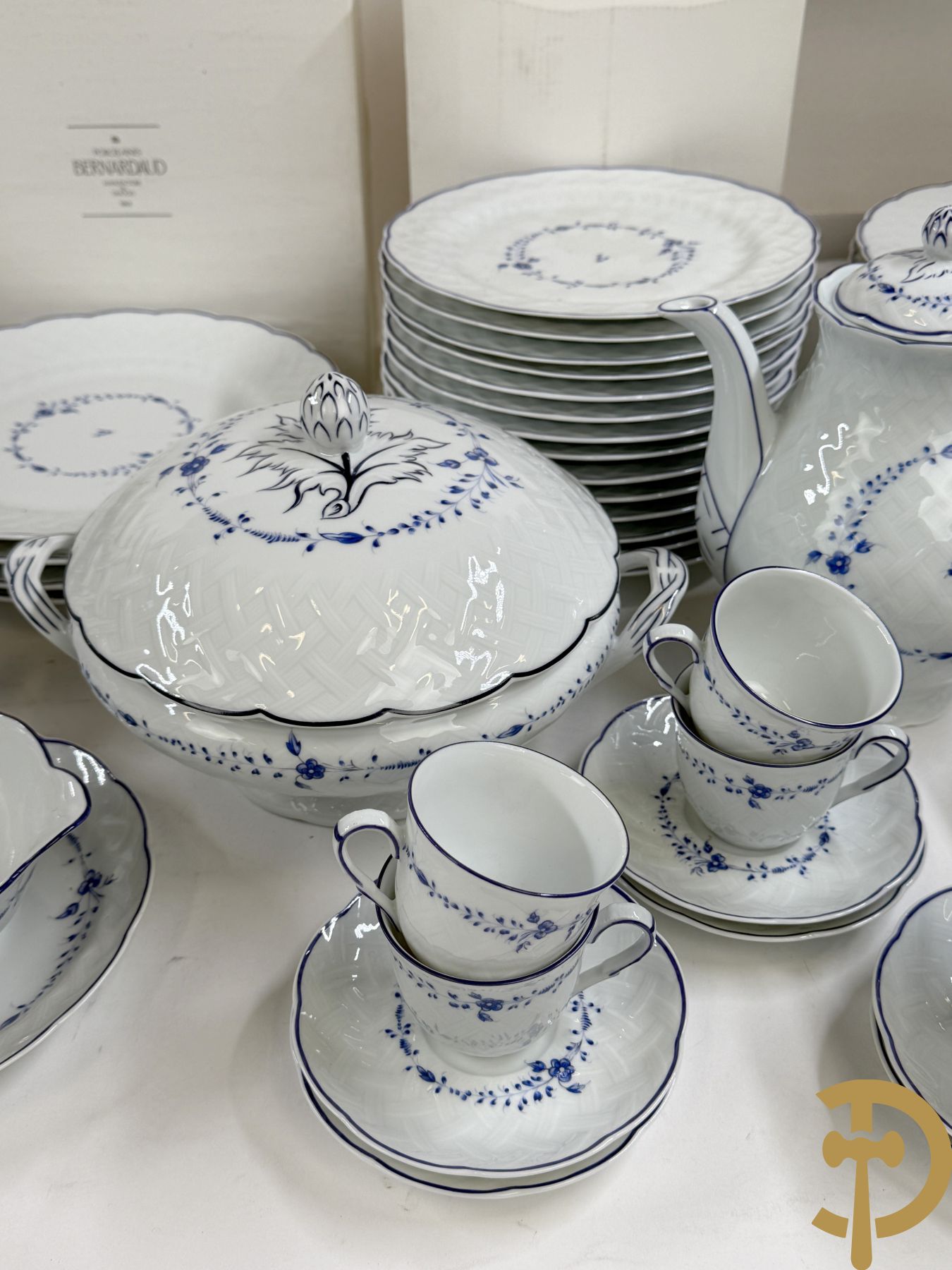 Uitgebreid porseleinen eet- en koffieservies Limoges, Bernardaud, type Hortence