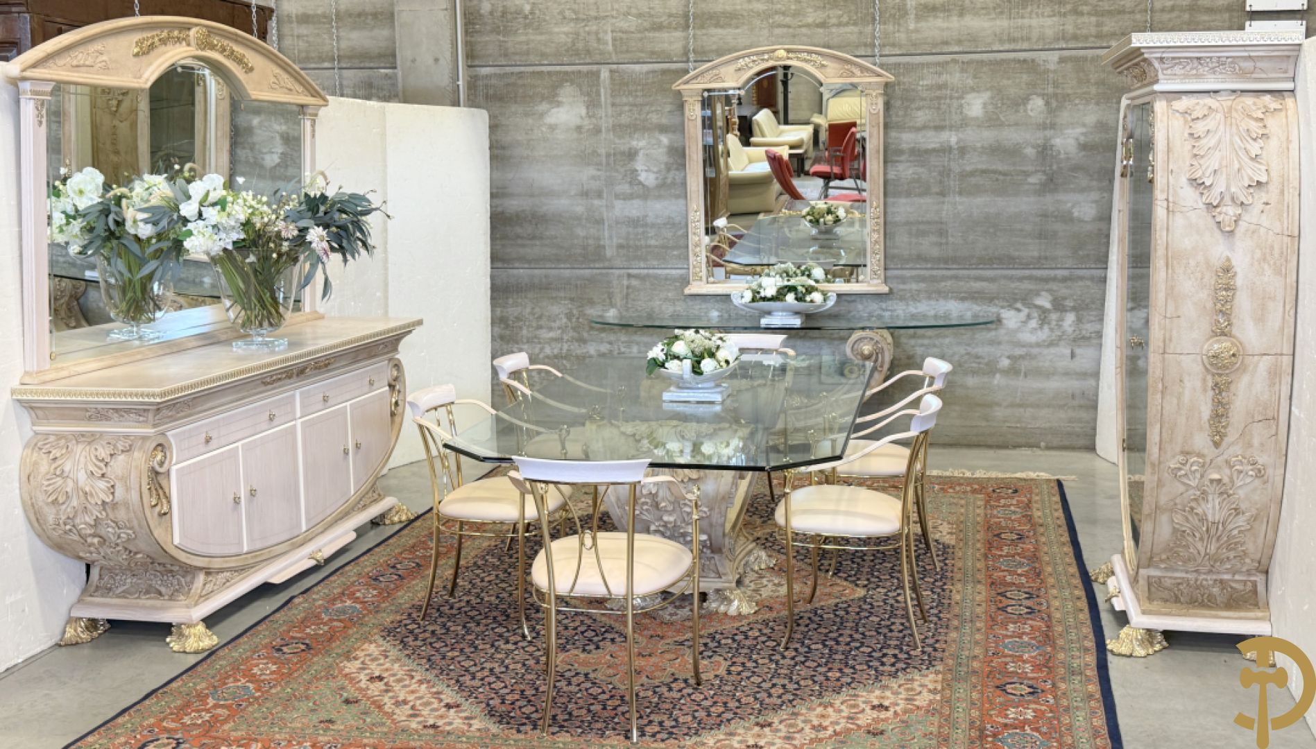 Uitzonderlijke eetkamer bestaande uit dressoir met 4 deuren en 2 lades op voluutvormig onderstel met rocailles opzij en boven met spiegel + bijhorende vitrine + console + spiegel + tafel op voluutvormig onderstel + 6 bijhorende armzetels met koperen frame - uniek ontwerp door de firma Vidal Grau Spaanse makelij, begin jaren '2000