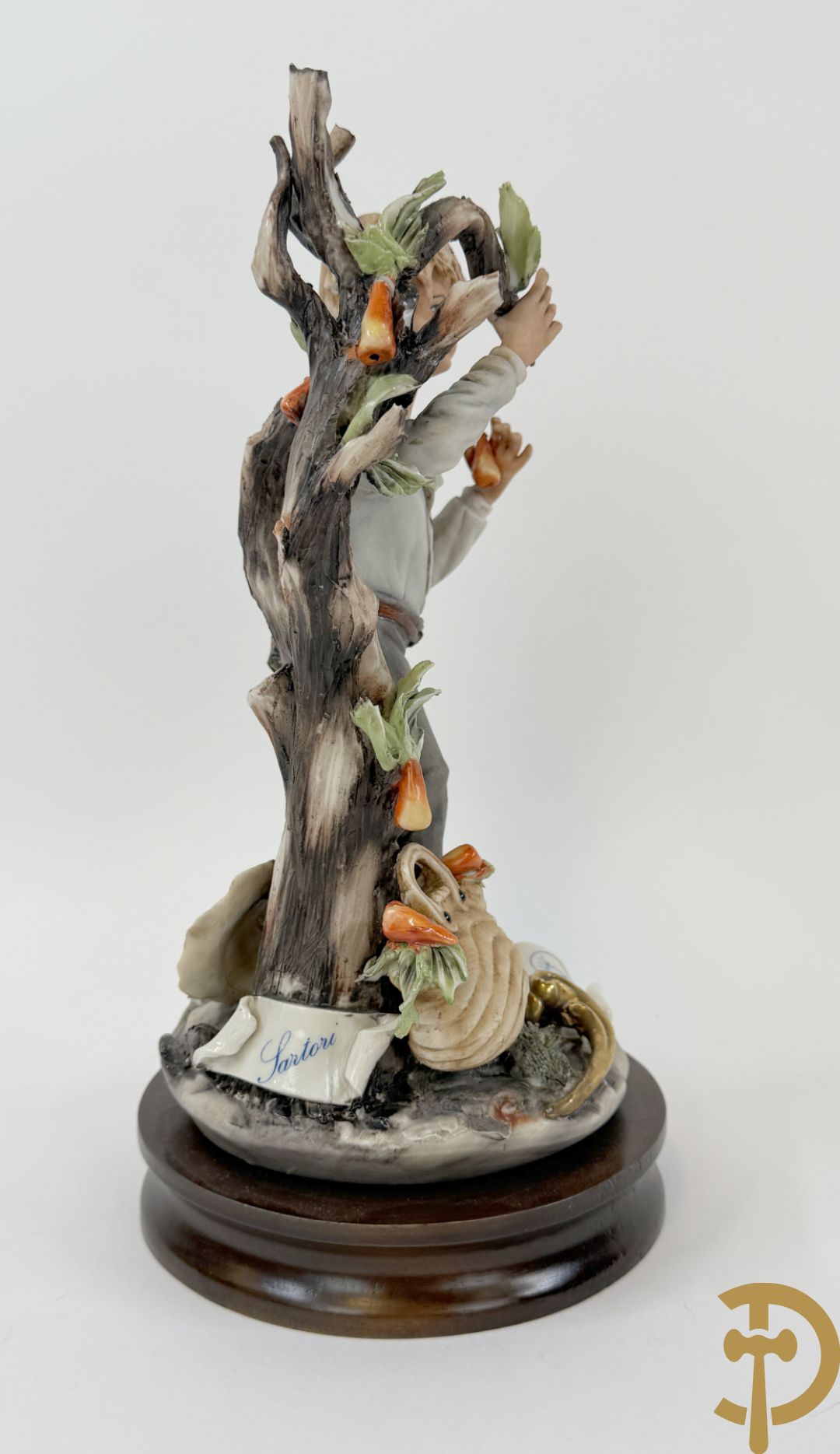 Twee grote Italiaanse groepen in 
gekleurde biscuit : jongens plukken appels - onderonsje aan tafel + 4 groepen in gekleurde Italiaanse biscuit