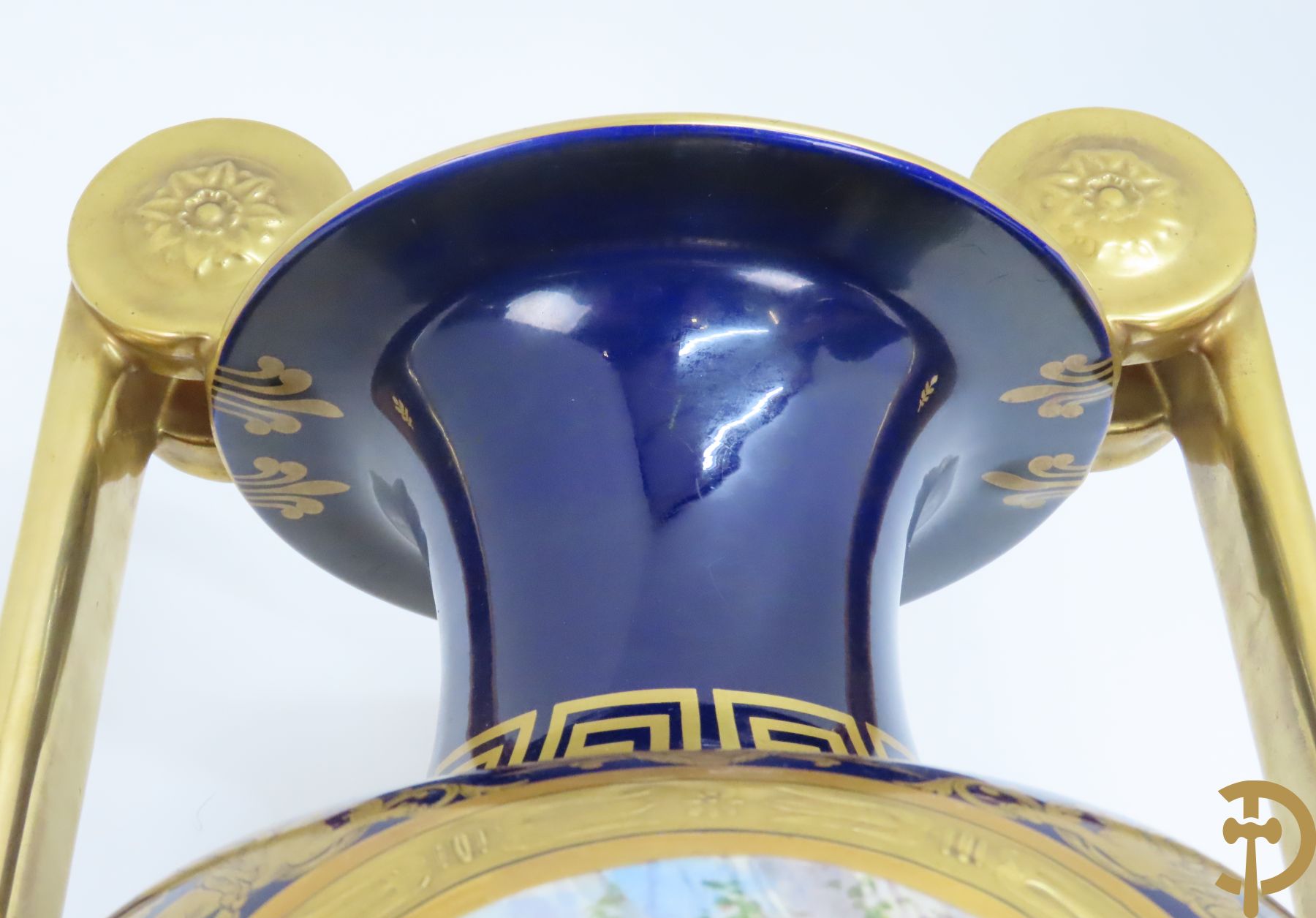 Paar kobaltblauwe vazen met romantische scènes, deels verguld - met 2 oren en leeuwenkoppen opzij, G.Etemod getekend