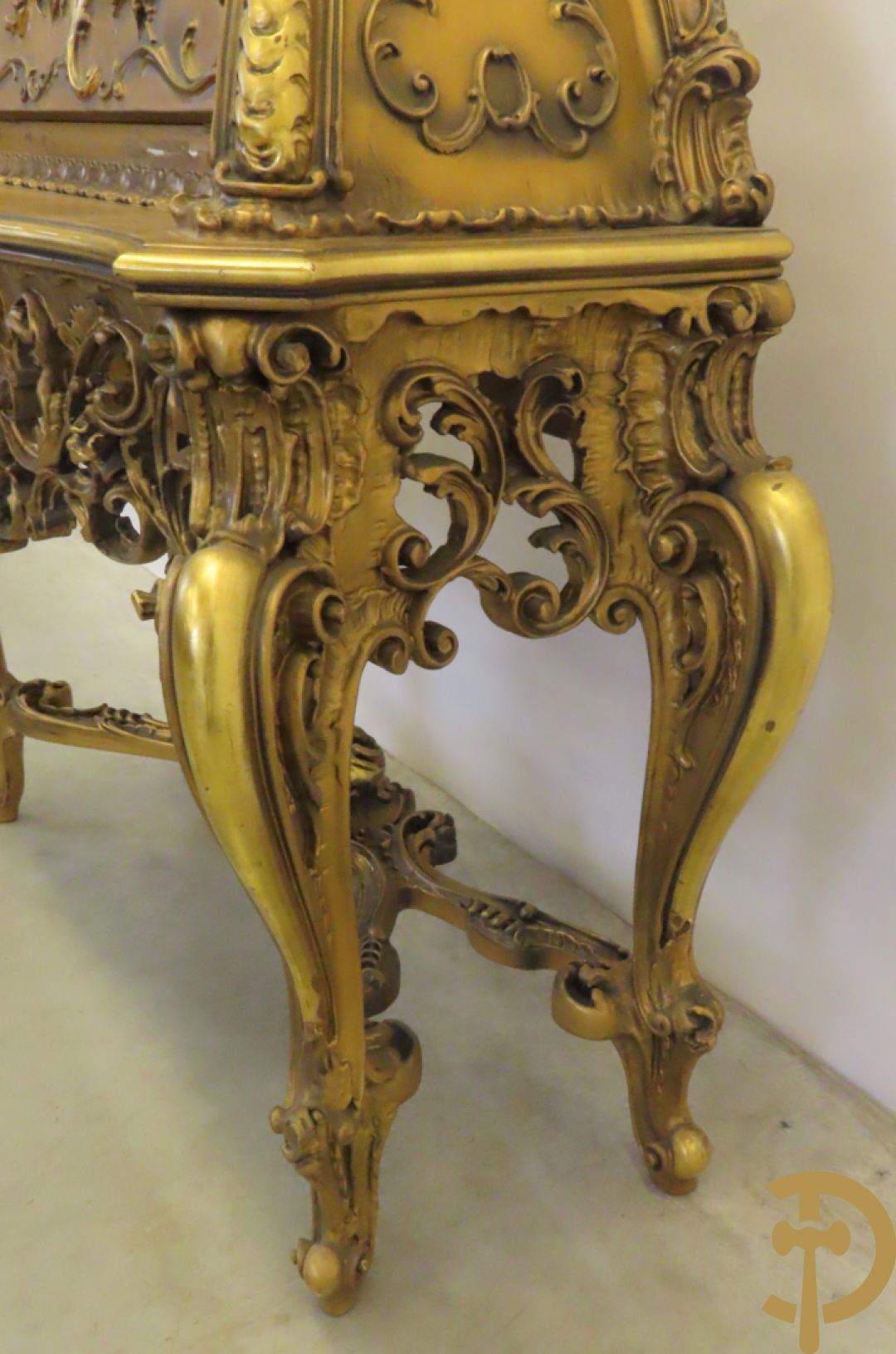 Uitzonderlijke vergulde bar met accanthusranken en bloemenmotieven op voluutvormige poten