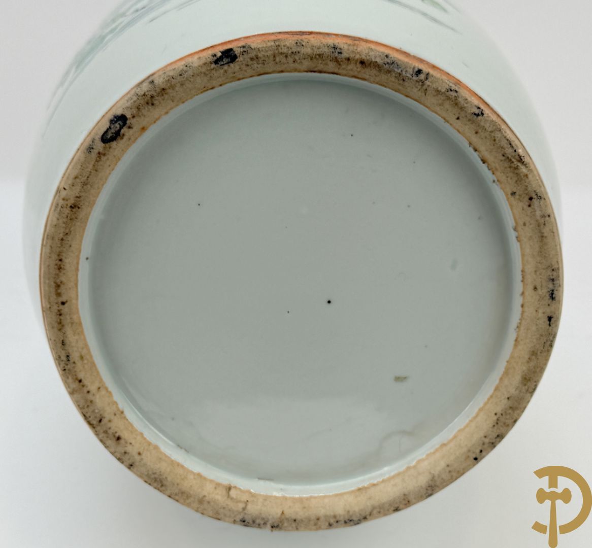 Paar Chinese porseleinen vazen met decor van dames in landschap