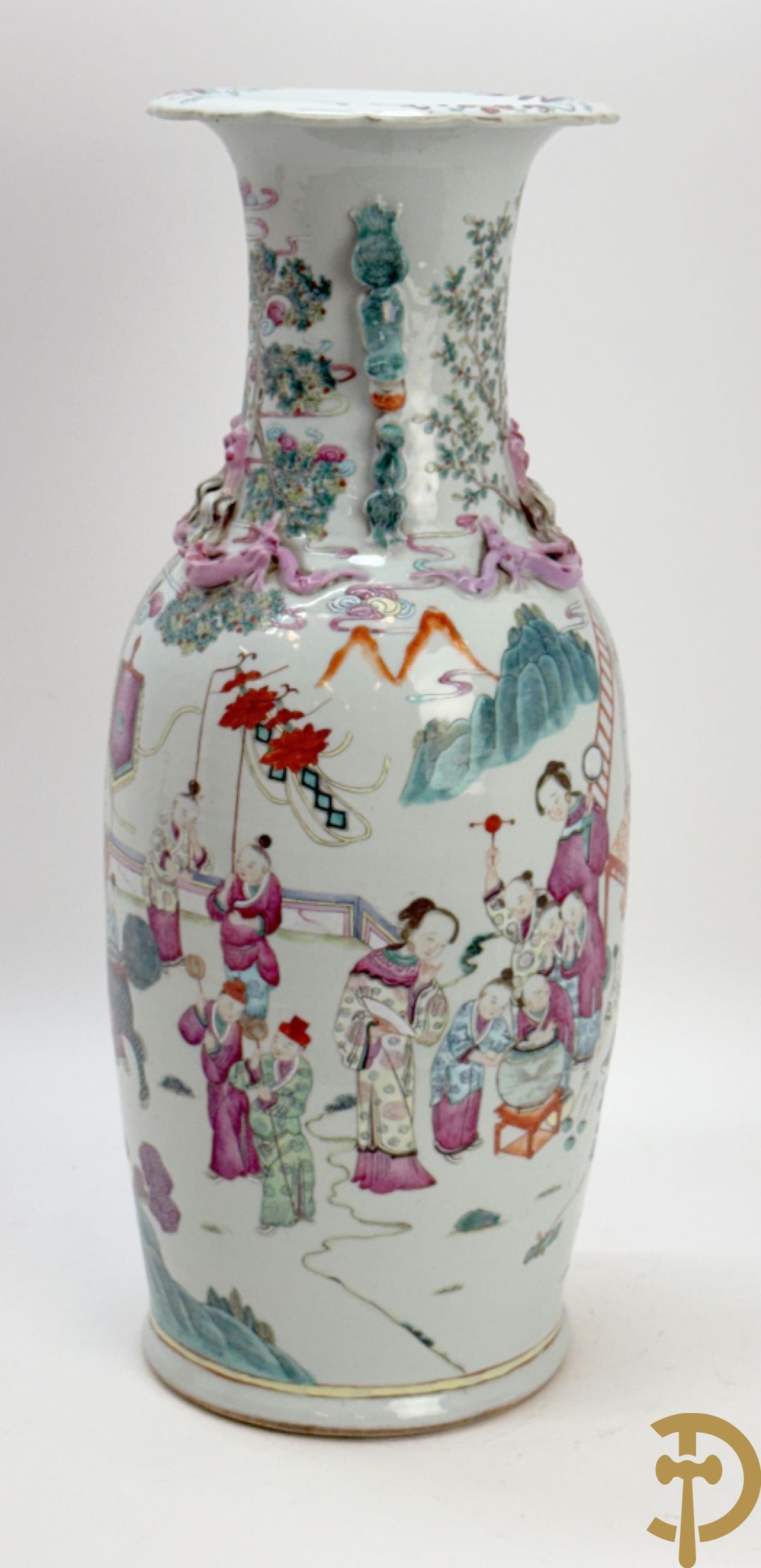 Chinese porseleinen vaas met dubbel decor van dieren, personages, dames en kinderen