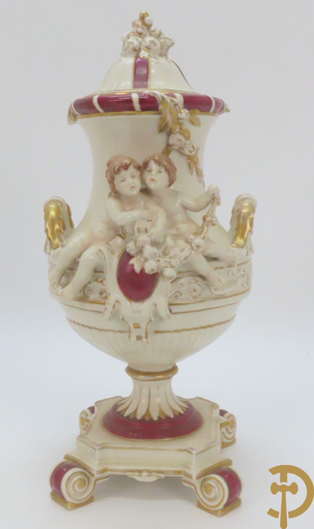 Koets in Royal Dux getrokken door cupido