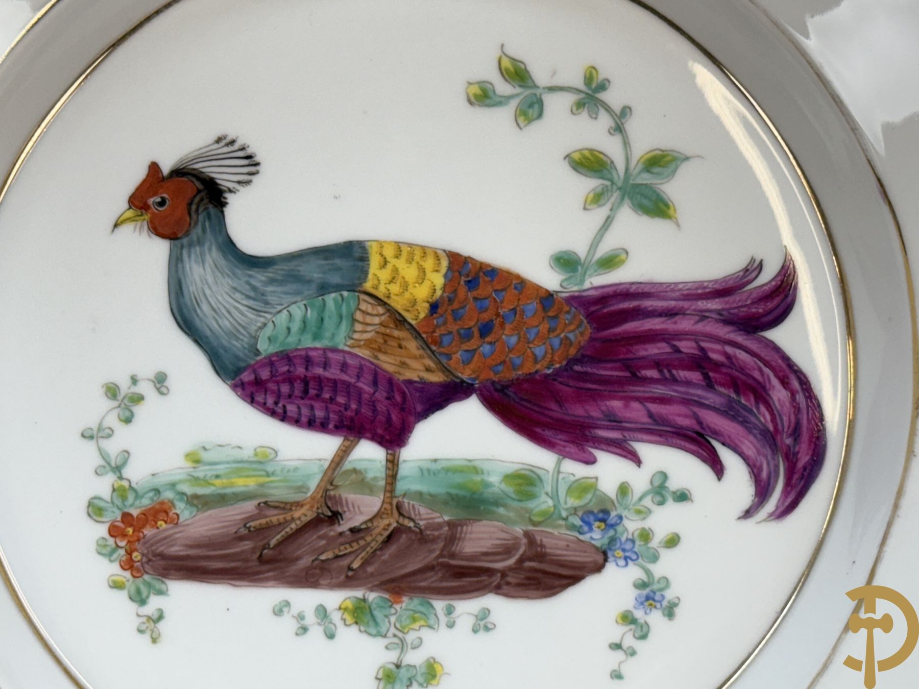 Paar handgekleurde Franse porseleinen borden met vogeldecor, 19e