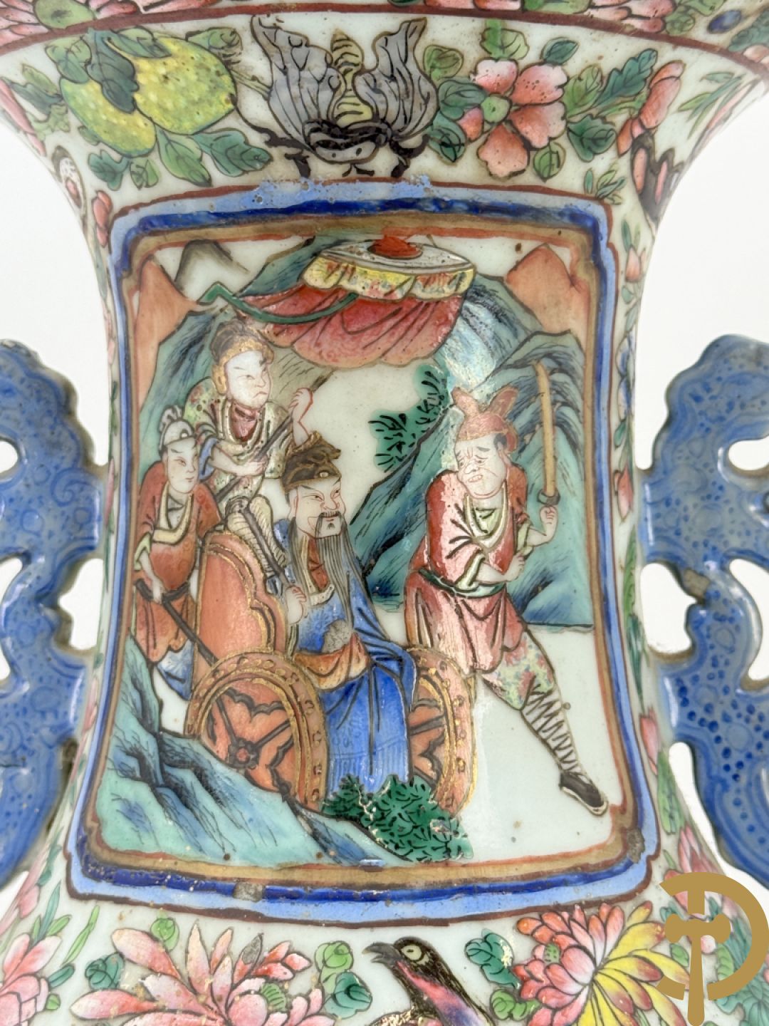 Chinese porseleinen vaas met geanimeerd krijgerdecor en vogeltaferelen