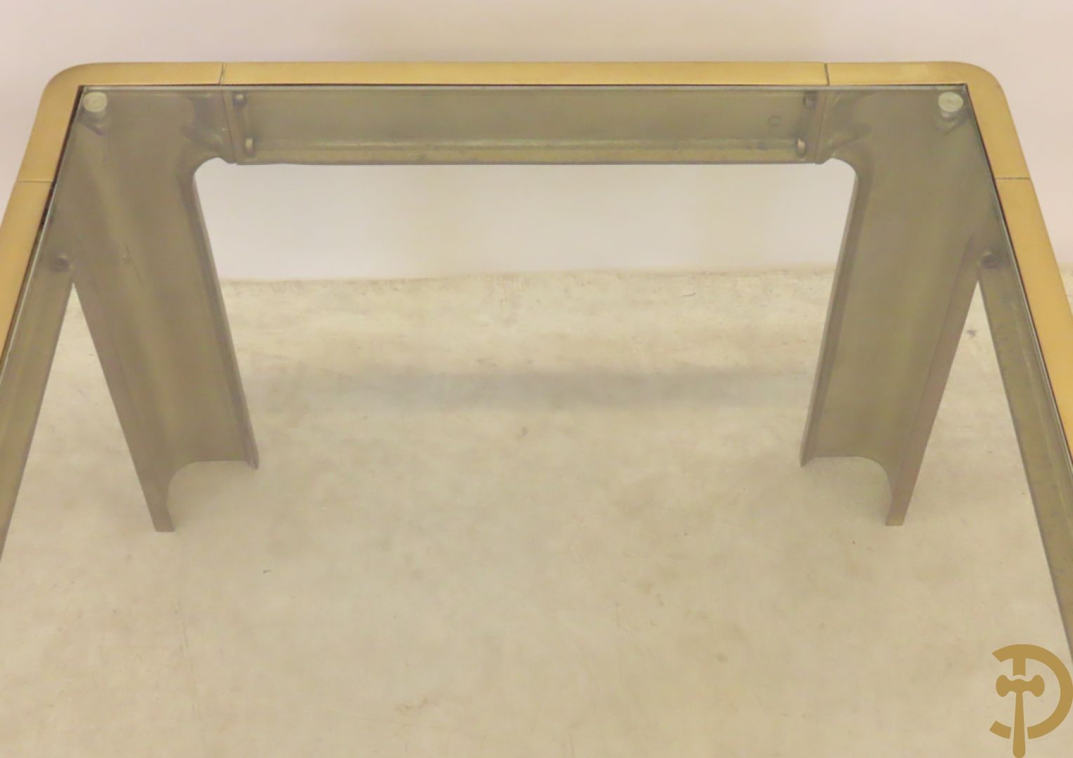 Koperen design bijzettafel met glazen blad en afgeronde hoeken