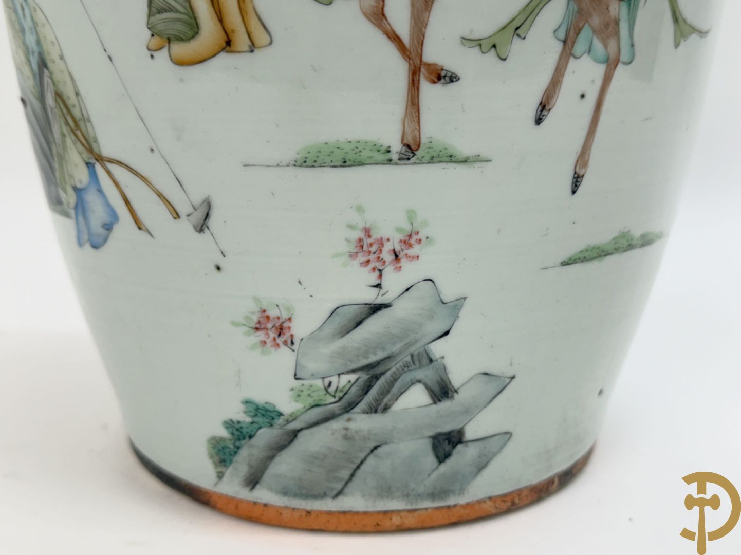 Chinese porseleinen vaas met decor van dames en hert in landschap