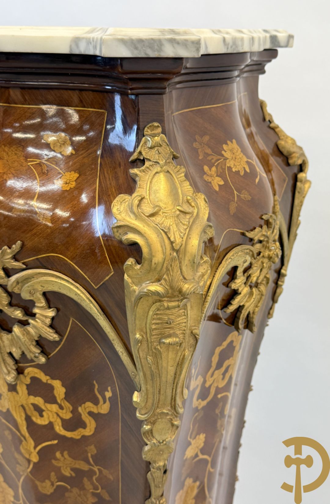 Paar notelaren gemarketteerde zuilen bezet met bronsbeslag en Louis XV motieven op voluutvormige poten - bovenaan met marmeren geaderd blad