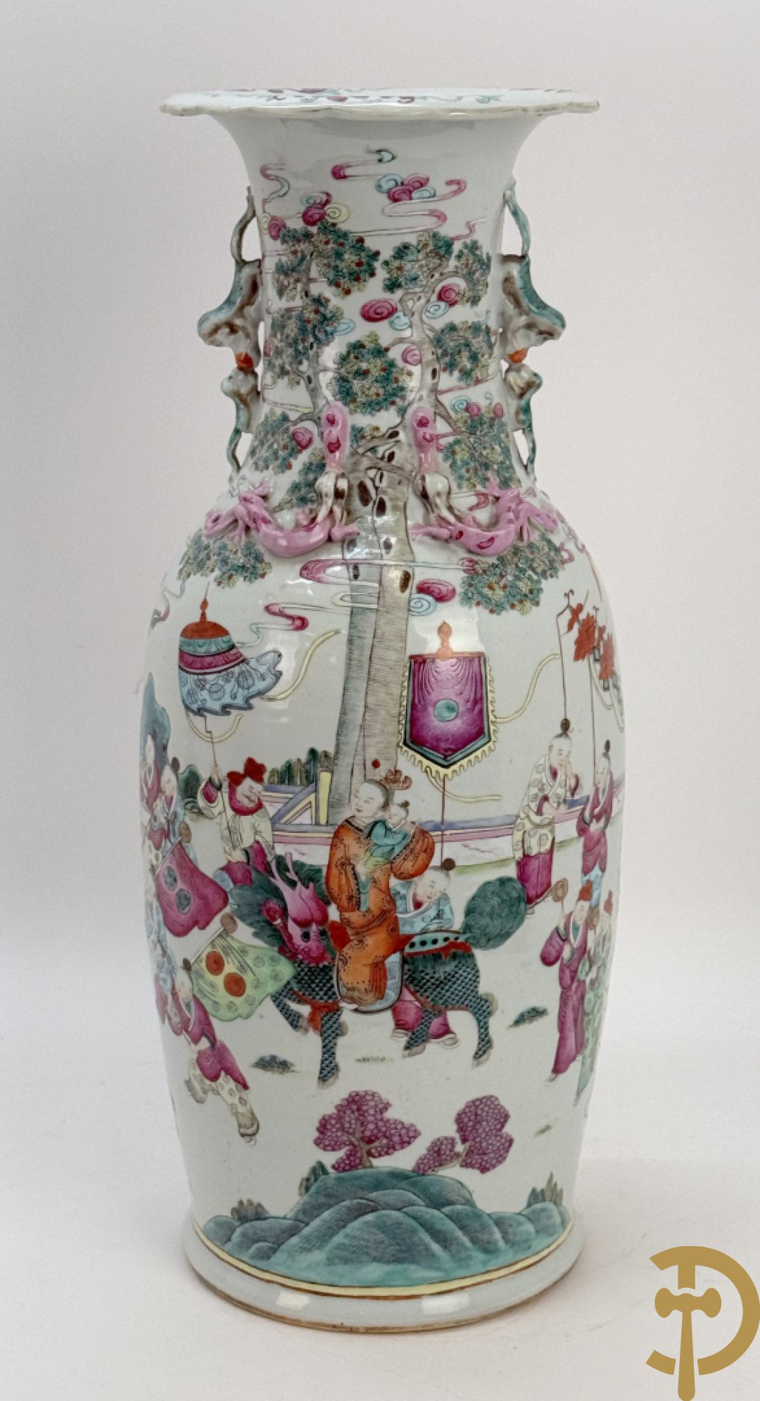 Chinese porseleinen vaas met dubbel decor van dieren, personages, dames en kinderen