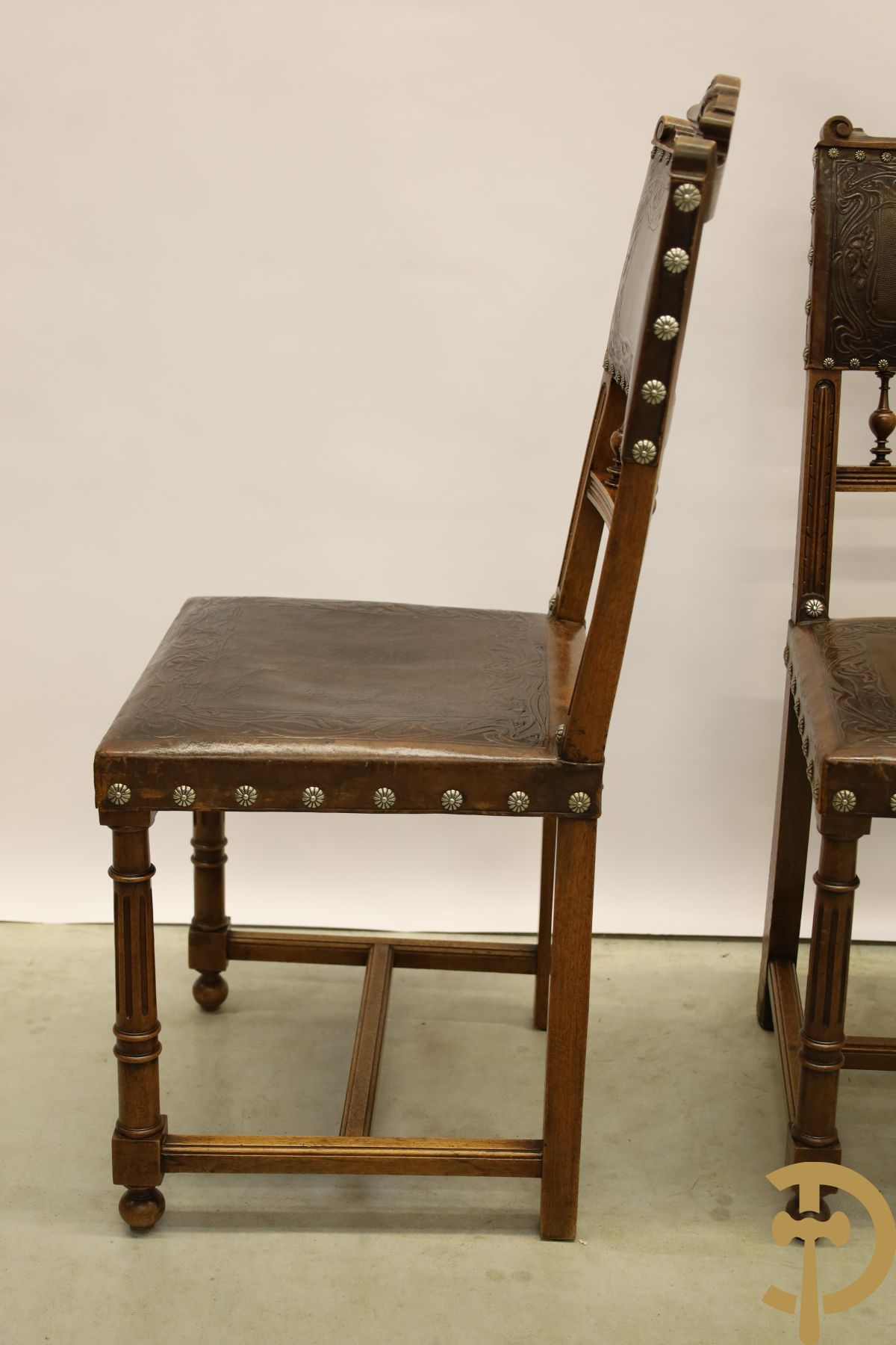 Notelaren Henri II tafel met ballusters (uittrekbaar) + 6 bijhorende stoelen met lederbekleding